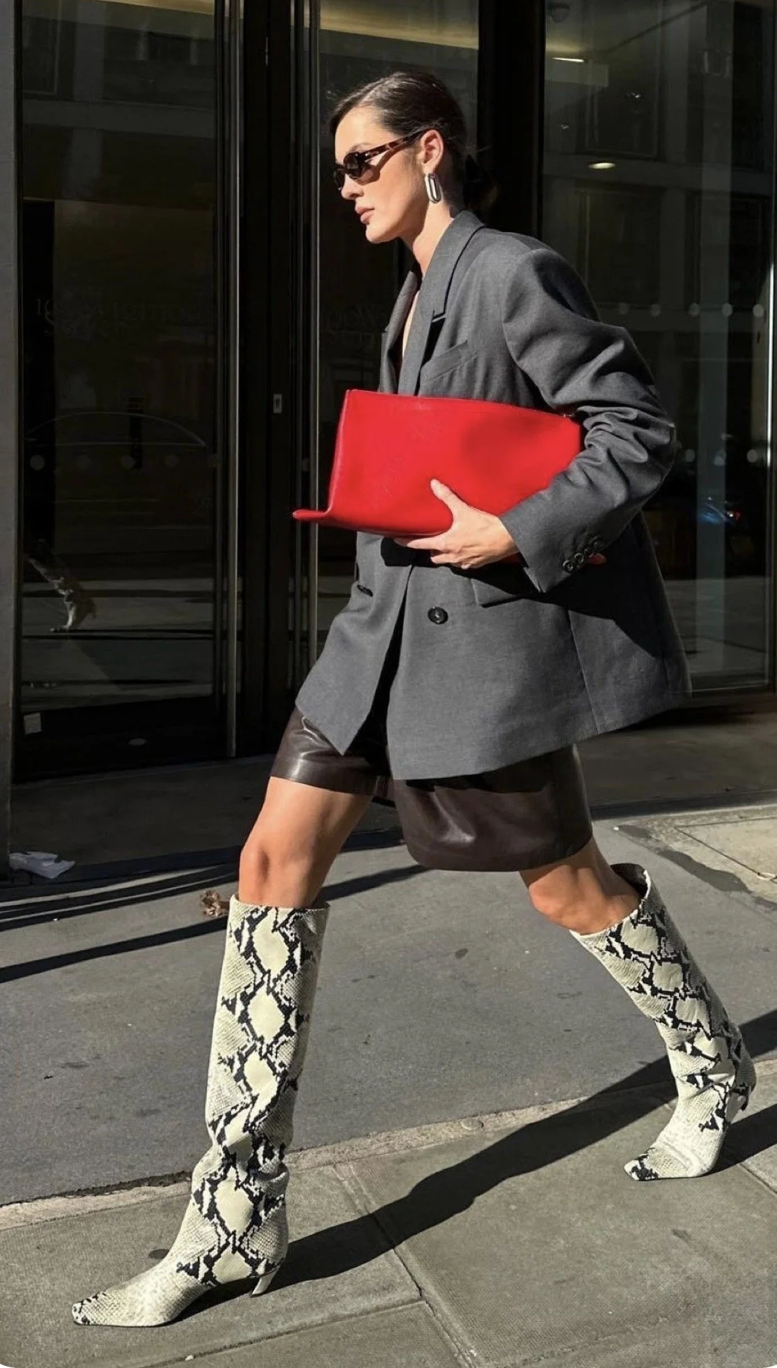 Muodikas nainen kävelee käärmesaappaissa sivulla, jossa on imagosettersin asiakkaiden antamia palautteita tyylin ja pukeutumisen palveluista.