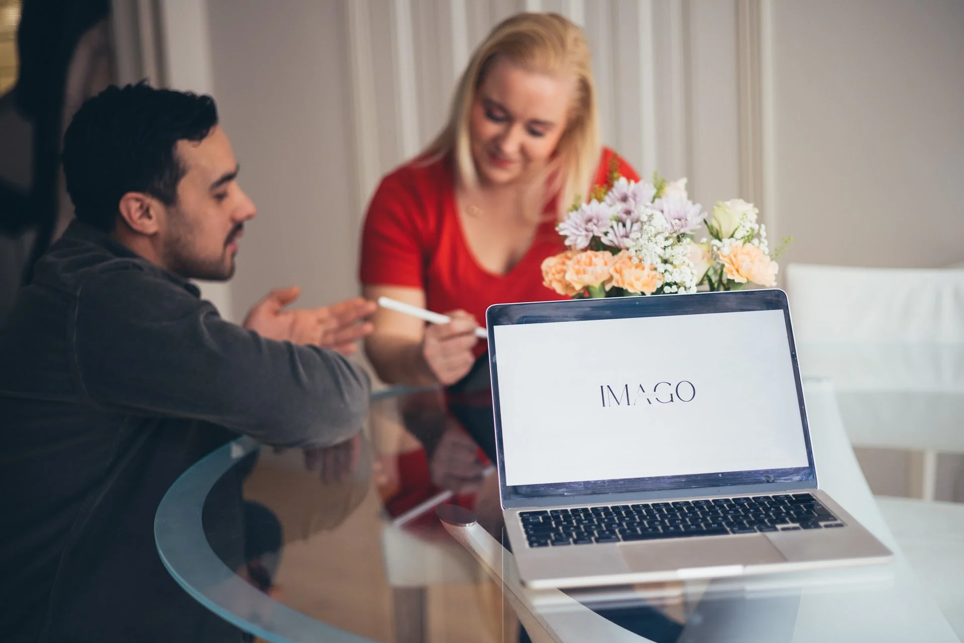 IMAGOsettersin henkilöbrändi- ja viestintästrategi Elisa Kannasto tekee töitä asiakkaan kanssa pöydän ääressä ja kehittää asiakkaan henkilöbrändiä.