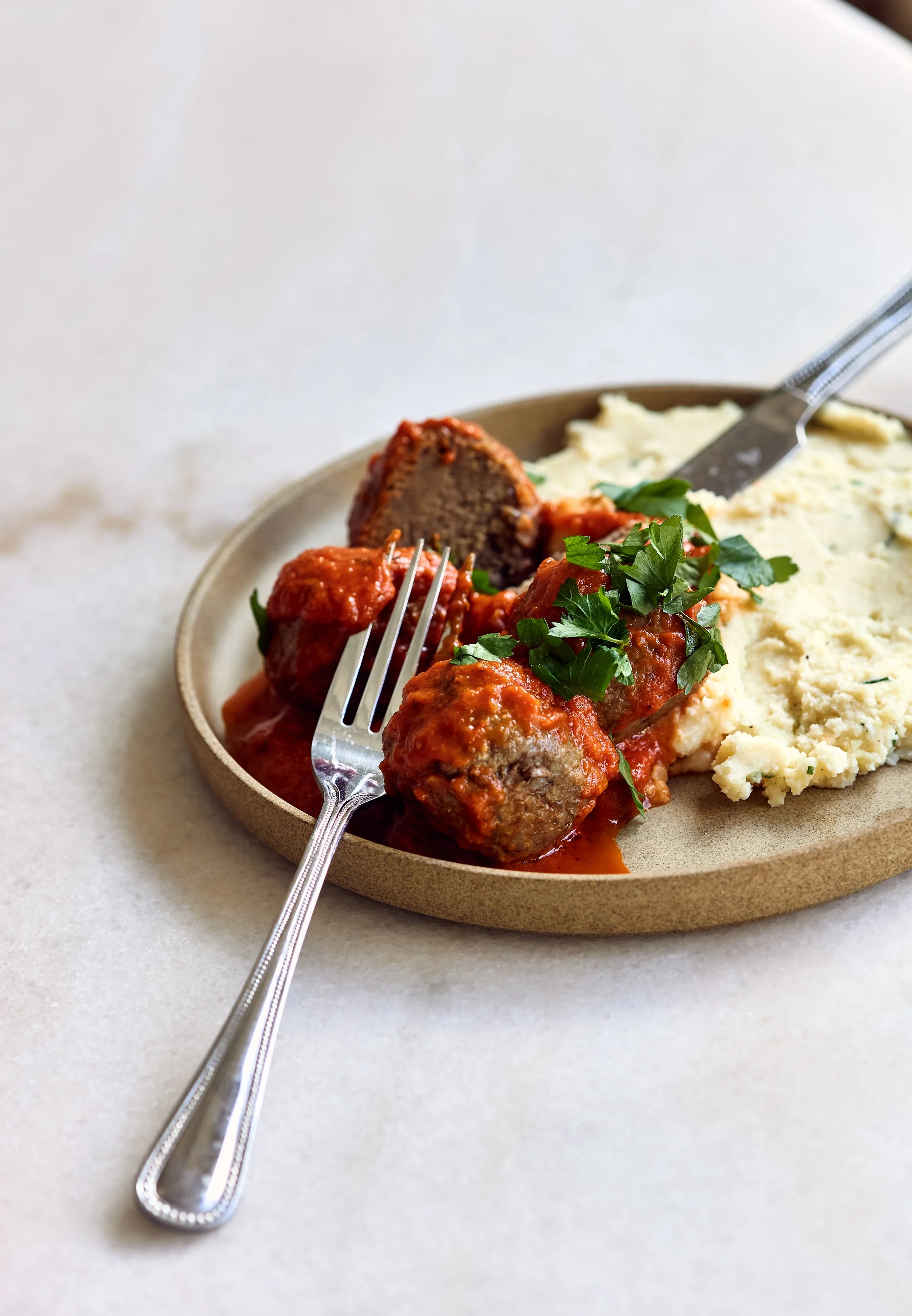 Mimi-Appetit-Kookboek-Romy-Van-Haecke-Linzenballetjes-Tomatensaus-Bieslookpuree