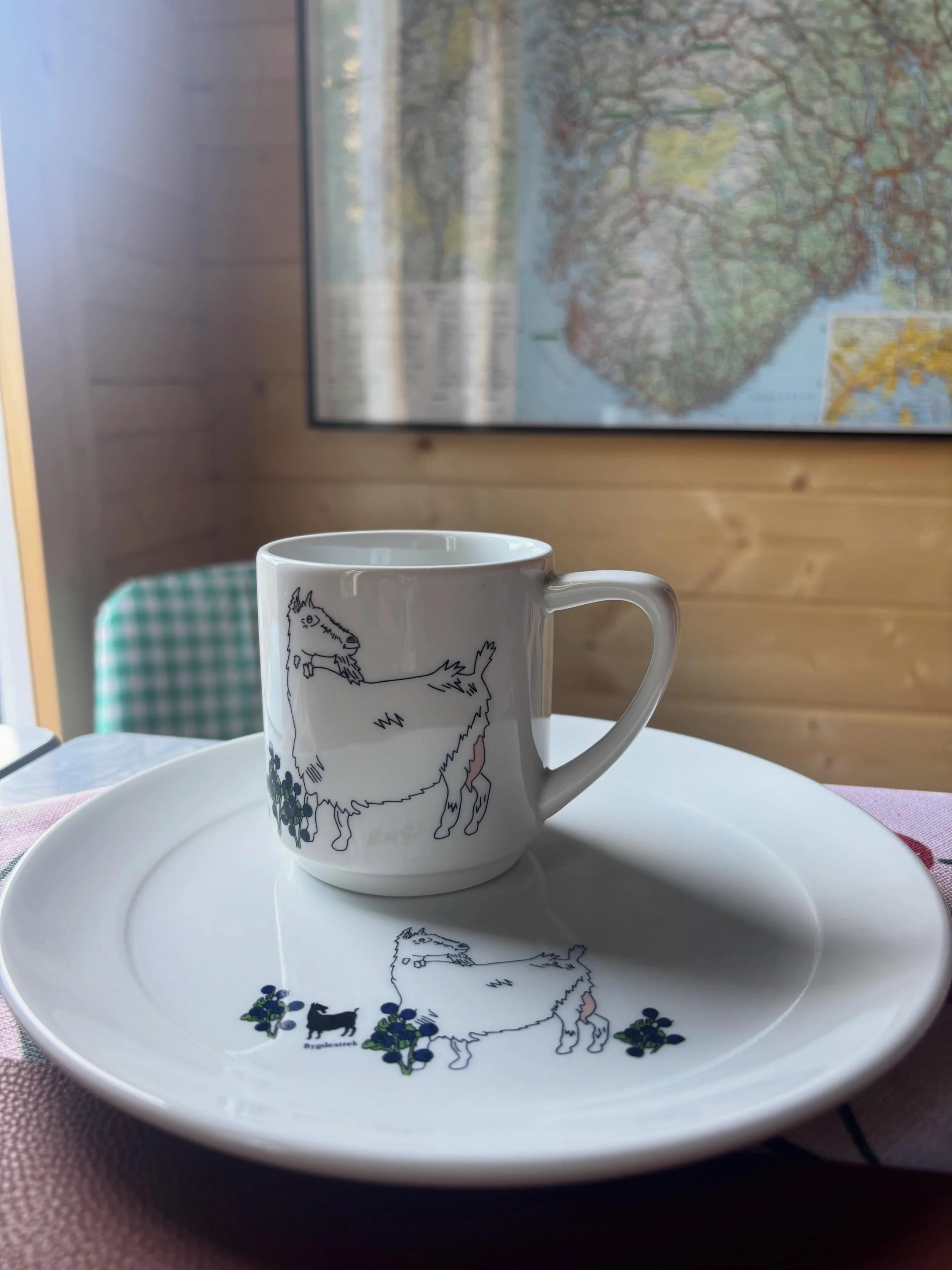 Det er alts&aring; dette frokostsettet som n&aring; f&aring;r seg ny makker i middagstallerken🔥💙
Fortsatt den samme st&oslash;dige, norske produksjonen i samarbeid med Figgjo🇳🇴
Middagstallerken er 27 cm, og holder samme pris som de andre servised