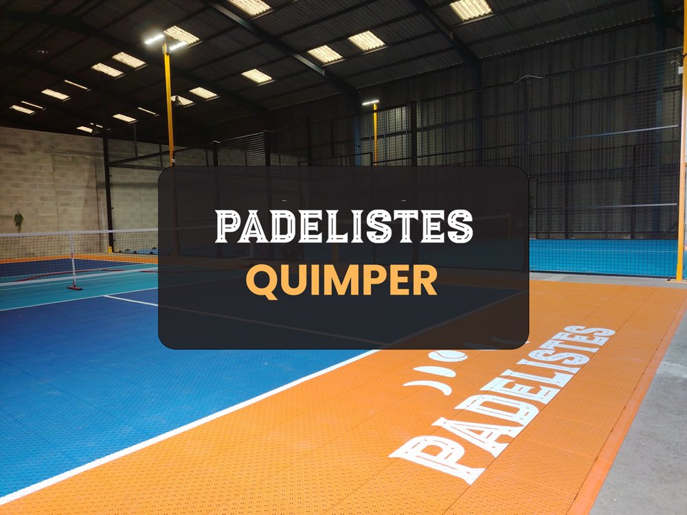 Un terrain de padel intérieur à Quimper, avec des terrains bleus et orange, et des panneaux de séparation en filet.