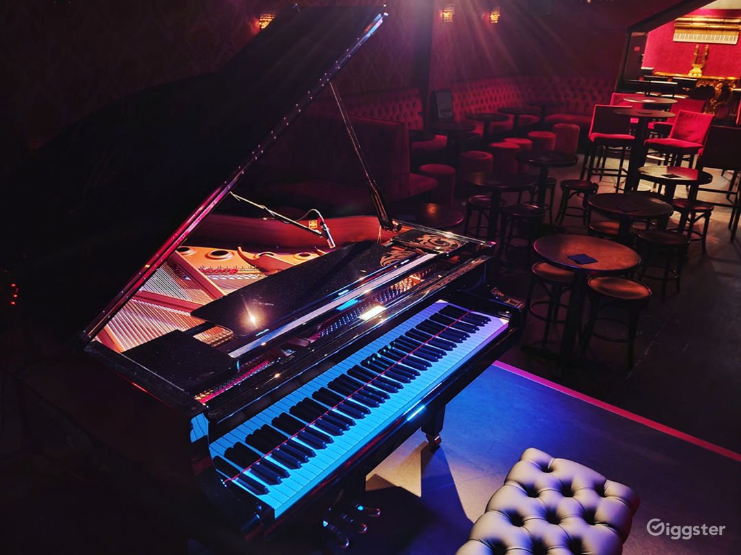 live performance at piano smithfield