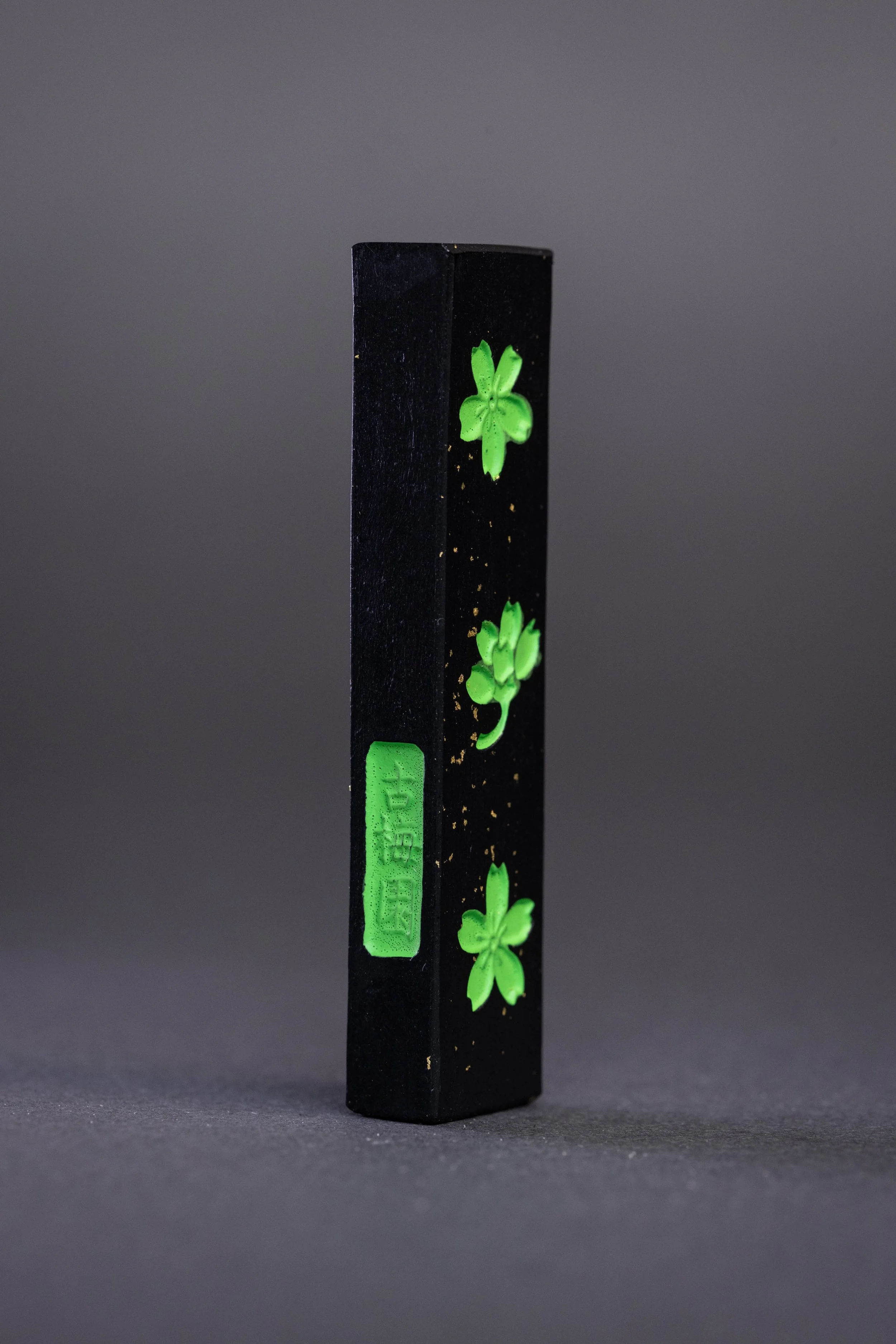 Kin-Sakuragata Ink Stick( Grayish and bluish black, 金さくら形 ) -
