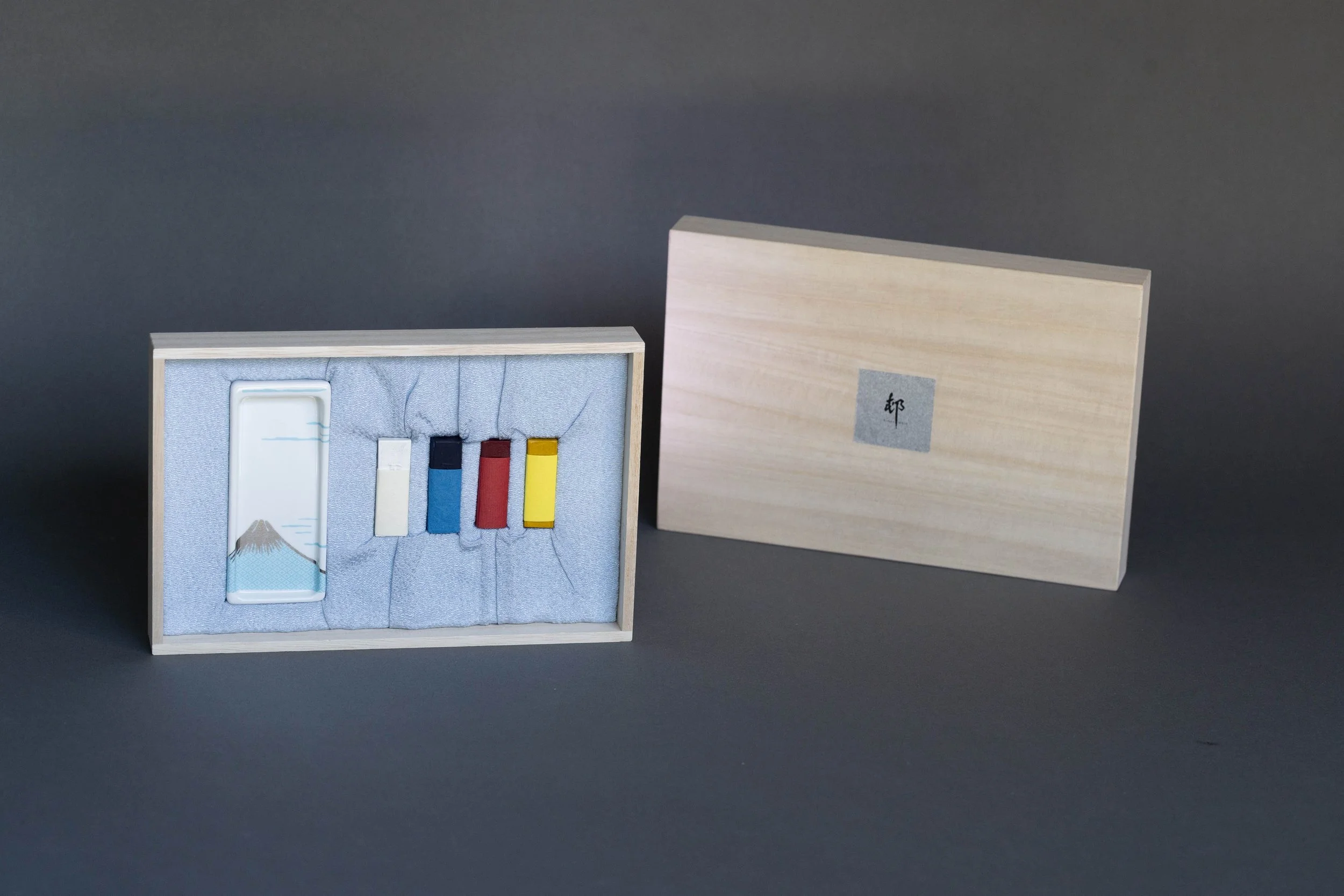 【KISHU】Arita Porcelain suzuri (OMOTE) - FUJISAN & 4 different colors of Watercolor Sumi Ink Stick