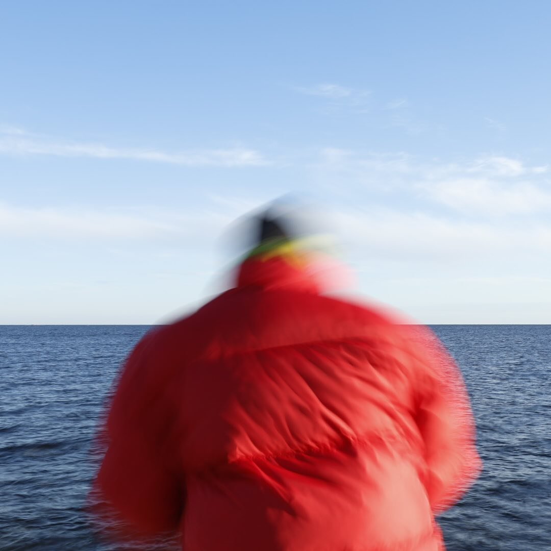 Jag gillar min r&ouml;da dunjacka. Ig&aring;r var jag ute vid kusten och jobbade med ett bildprojekt som fortfarande &auml;r lite hemligt. Kv&auml;llssolen lyste utan att v&auml;rma, vindarna var isiga och det blev efterhand r&auml;tt kyligt. Tur d&a