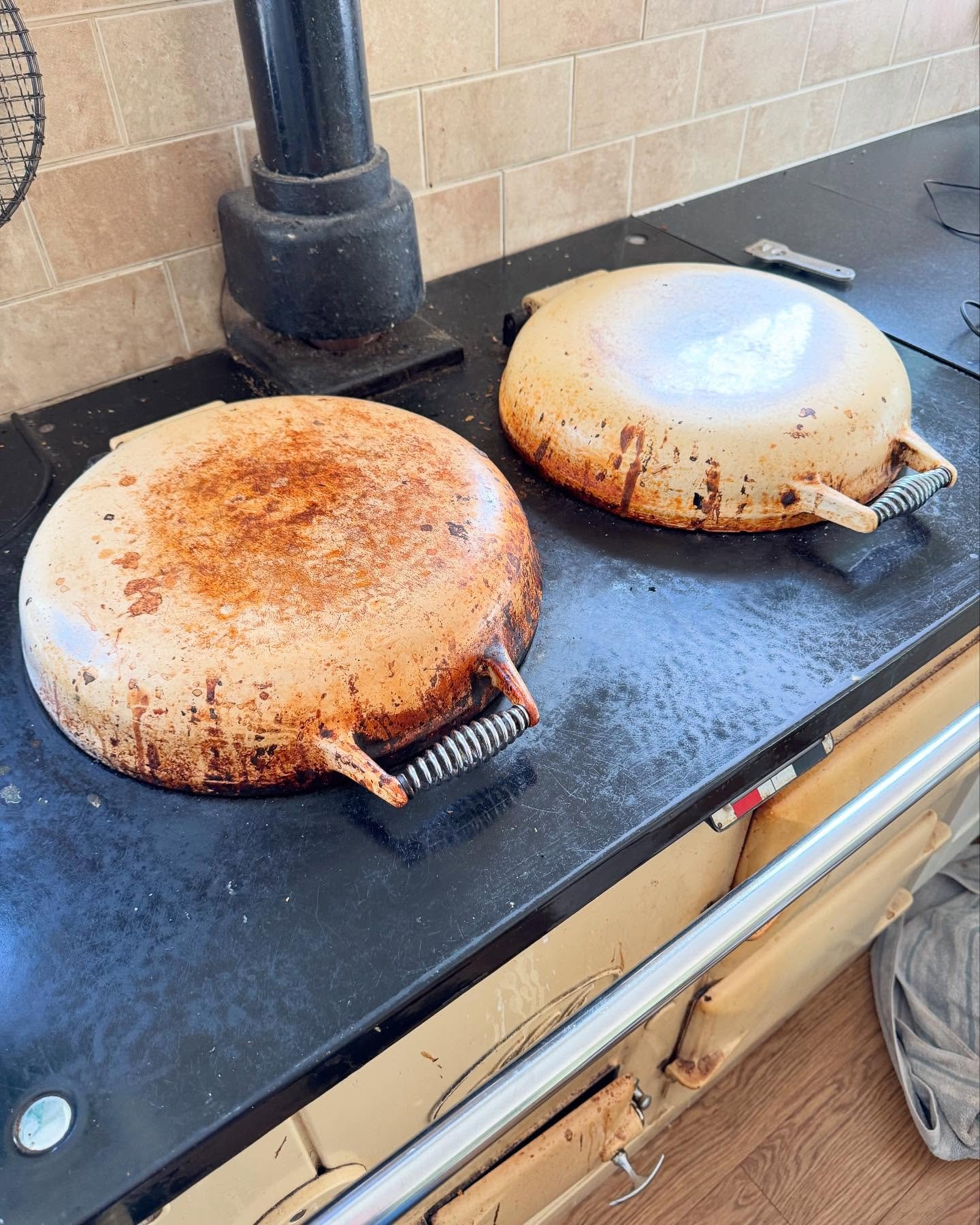 First job this morning was a 70 year old Aga that hadn&rsquo;t been cleaned in over 10 years 😲

We had less than an hour to get this thing of beauty freshened up ready for its new owners! 

It was an hour well spent and although the results weren&rs
