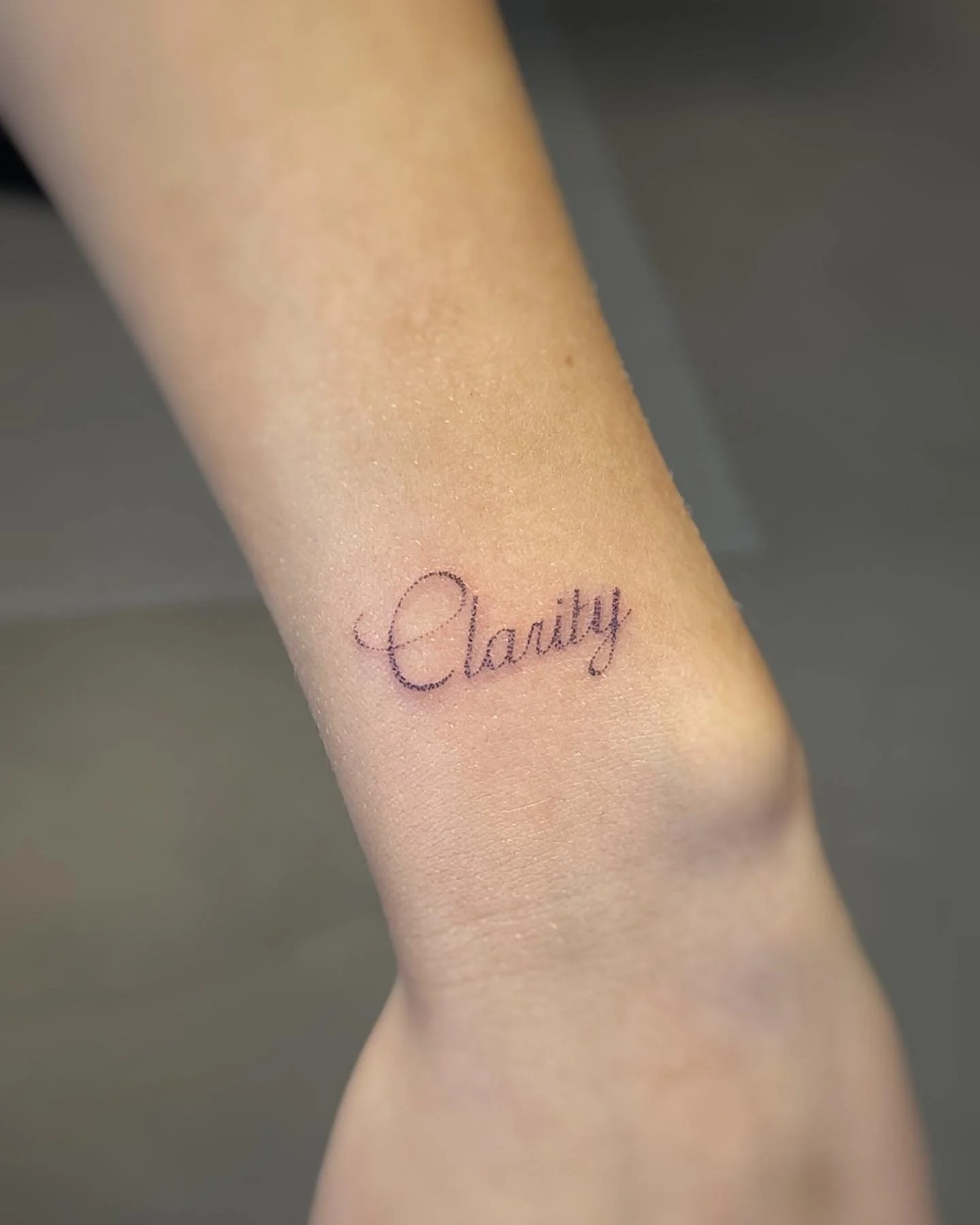 Clarity - havi prikkað tekstin, sum ger tattooveringina ljósari🖤