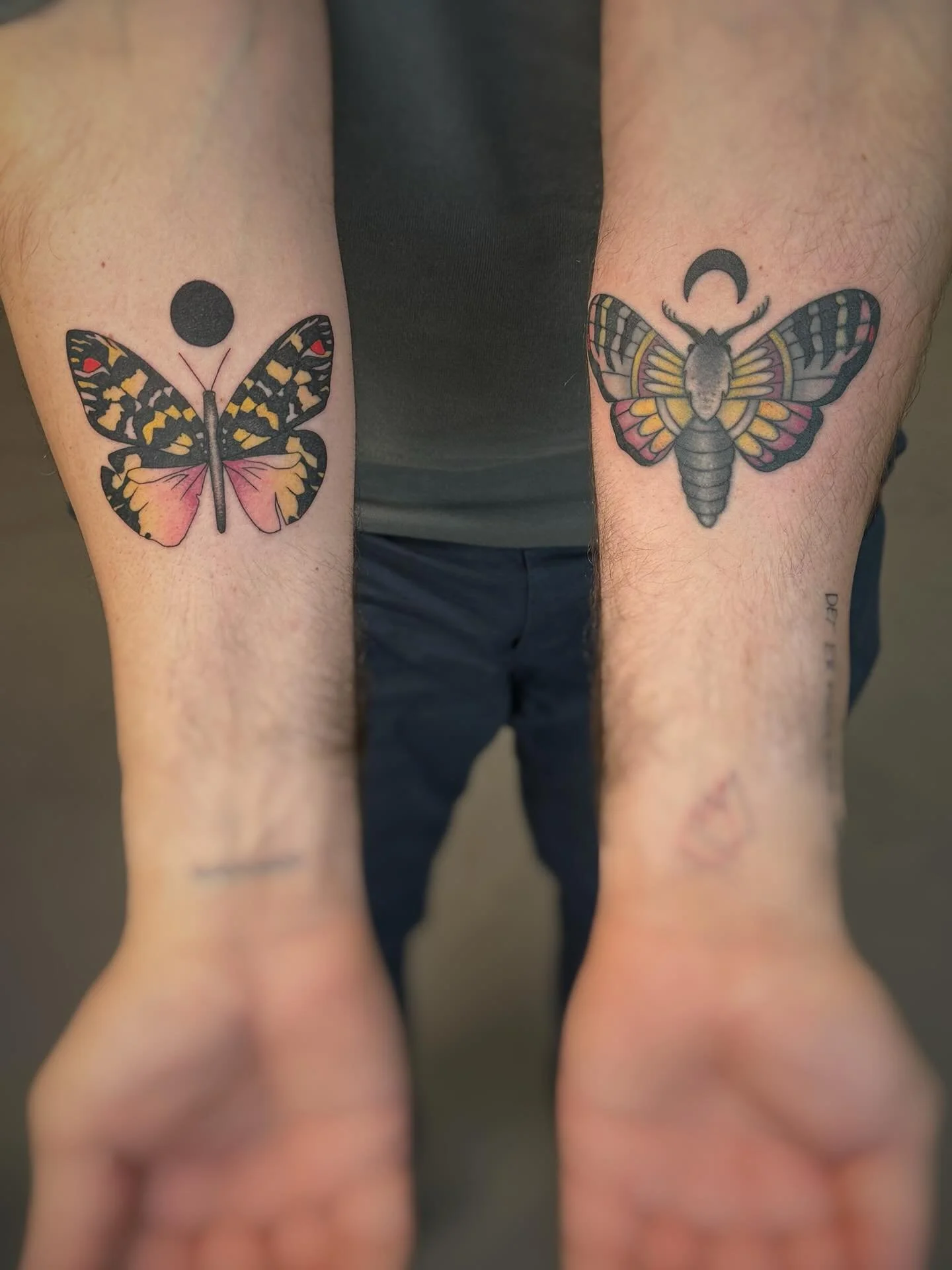 Det var en ære at tatovere Jobbes smukke sommerfuglemaleri🦋
Og så lavede vi også et touch-up på den anden arm🌙
- á donskum í dag;)