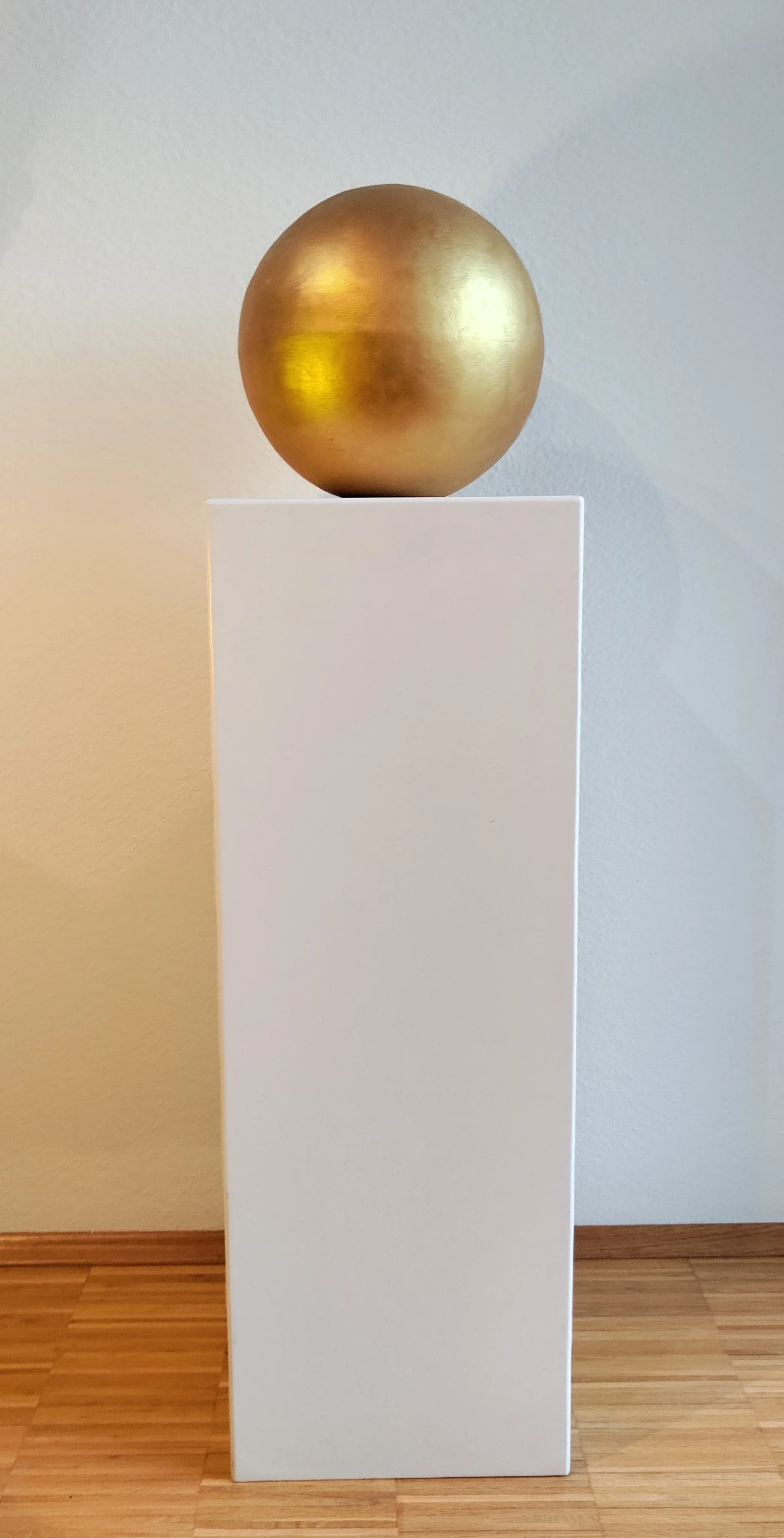 goldkugel_auf_podest.jpg