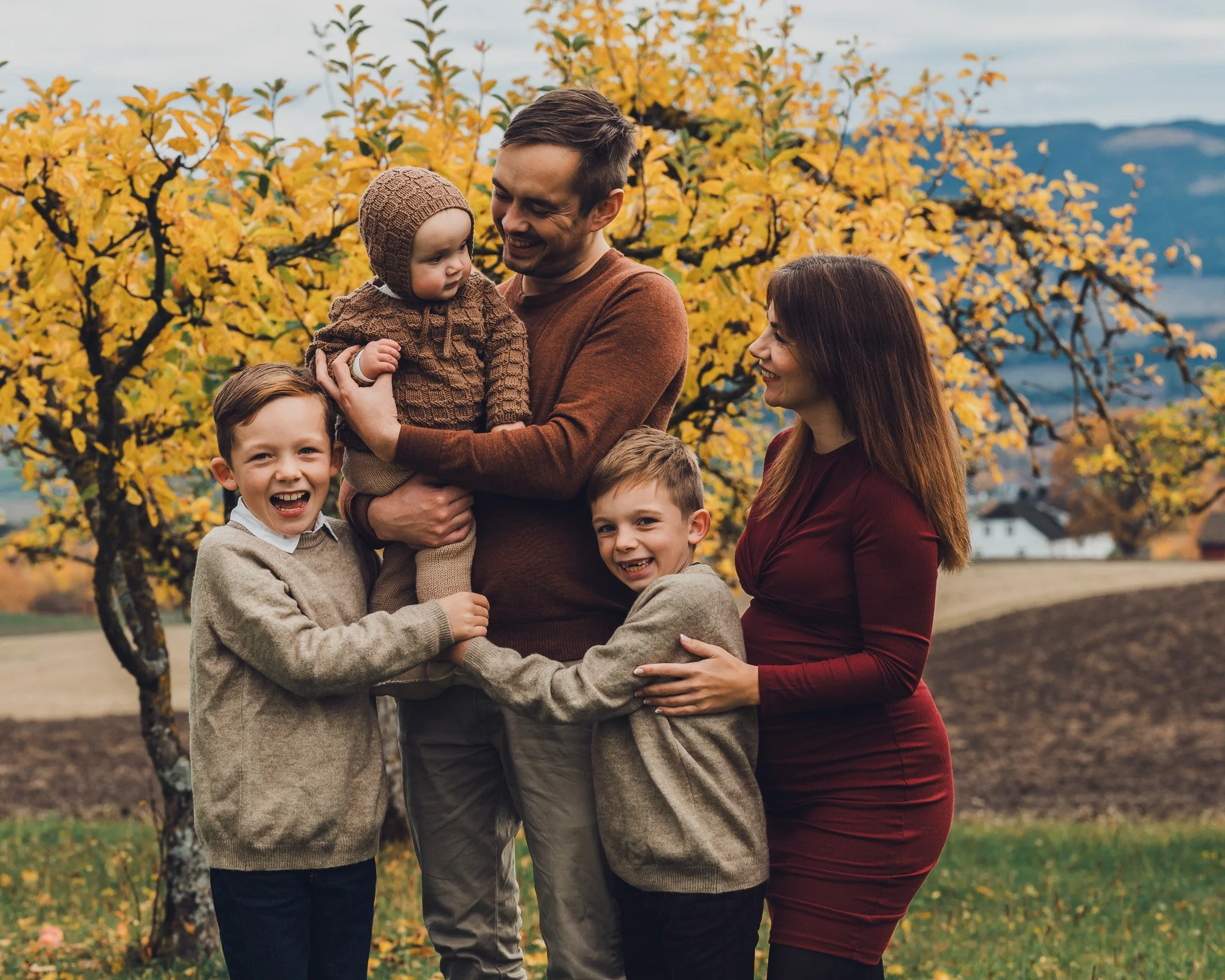 -familiefoto-familiefotografering-familie-hjemmefotografering-utefotograferig-hjemmefotografering-gjøvik-innlandet--4.jpg