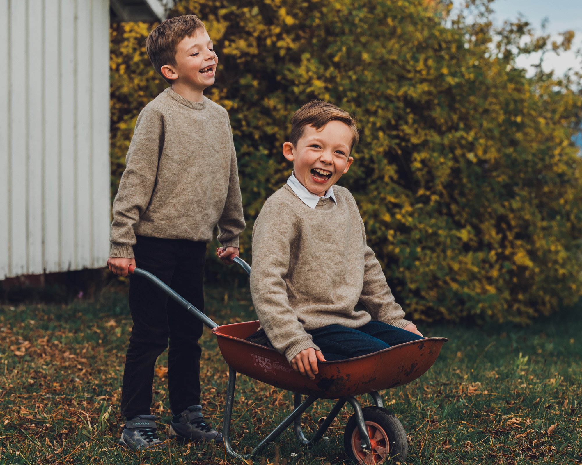 -familiefoto-familiefotografering-familie-hjemmefotografering-utefotograferig-hjemmefotografering-gjøvik-innlandet--30.jpg