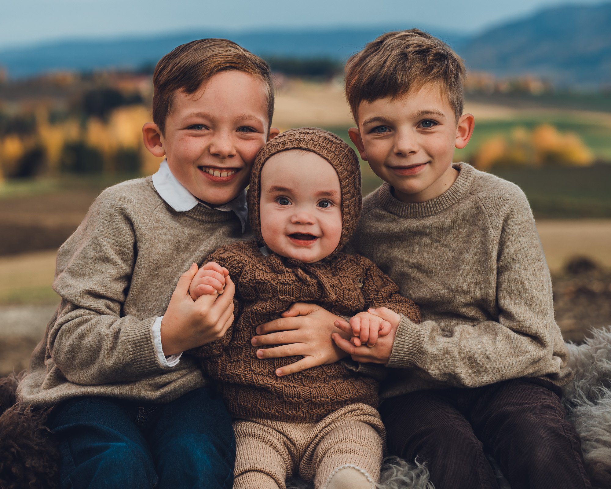 -familiefoto-familiefotografering-familie-hjemmefotografering-utefotograferig-hjemmefotografering-gjøvik-innlandet-.jpg