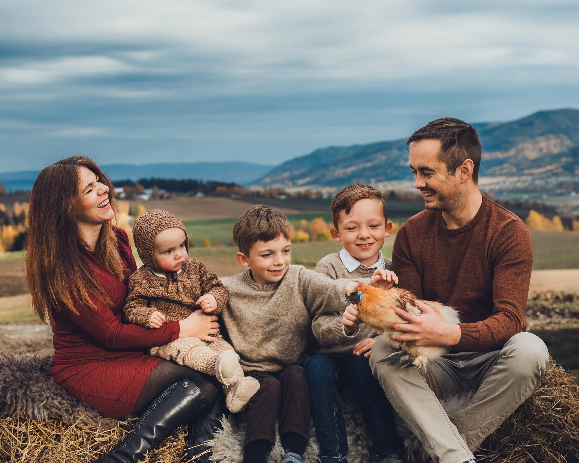 -familiefoto-familiefotografering-familie-hjemmefotografering-utefotograferig-hjemmefotografering-gjøvik-innlandet--2.jpg