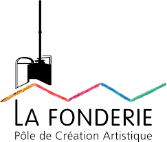Logo de la fonderie avec un pichet versé de métal liquide, un arc de couleur et le texte 'LA FONDERIE Pôle de Création Artistique'.