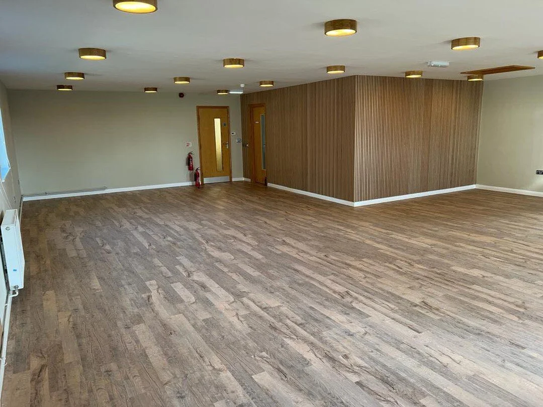 Here we have some highlights from a full office refurbishment carried out on behalf of and in collaboration with Enginus Ltd for The Forestry Commission.
New flooring to the large meeting space including a cork wall and the Oak slatwall in both meeti