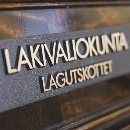 Kansalaisaloite oli t&auml;n&auml;&auml;n lakivaliokunnan k&auml;sittelyss&auml;. Istunnon voi edelleen katsoa meid&auml;n stoorista l&ouml;ytyv&auml;st&auml; linkist&auml;.

Heti ensimm&auml;isen&auml; on kansalaisaloitteen @coelthomas alustus siit&