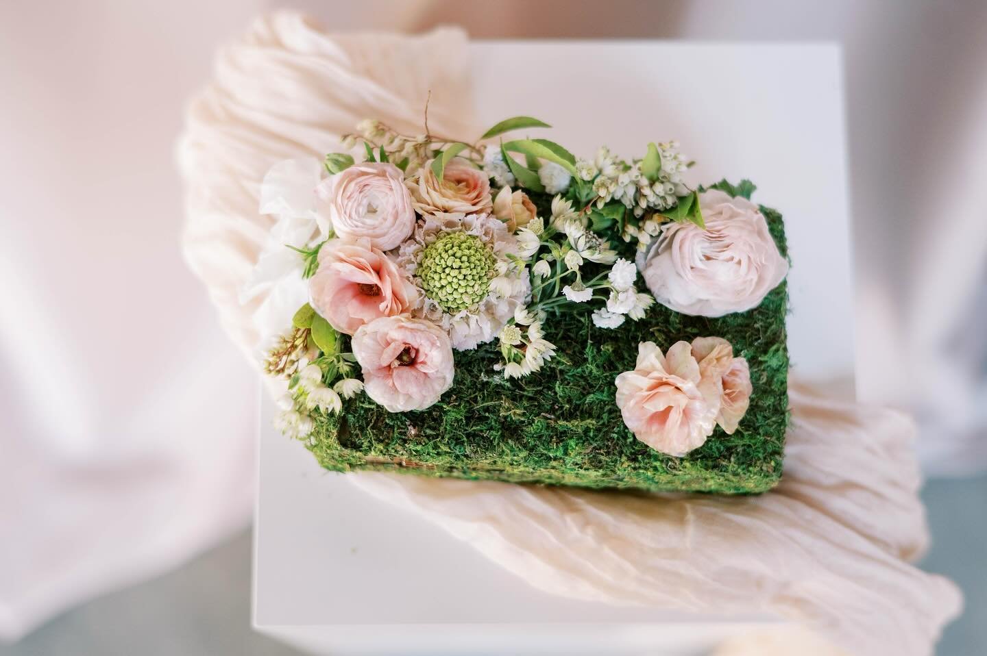 Inspired by a design by @thorne.floral, I decided to create this little beauty with one of my daughter&rsquo;s old purses.

I took it to @sustainablefloristclub meeting which seemed like the perfect place.
And @aliandgarrettphoto graciously captured 