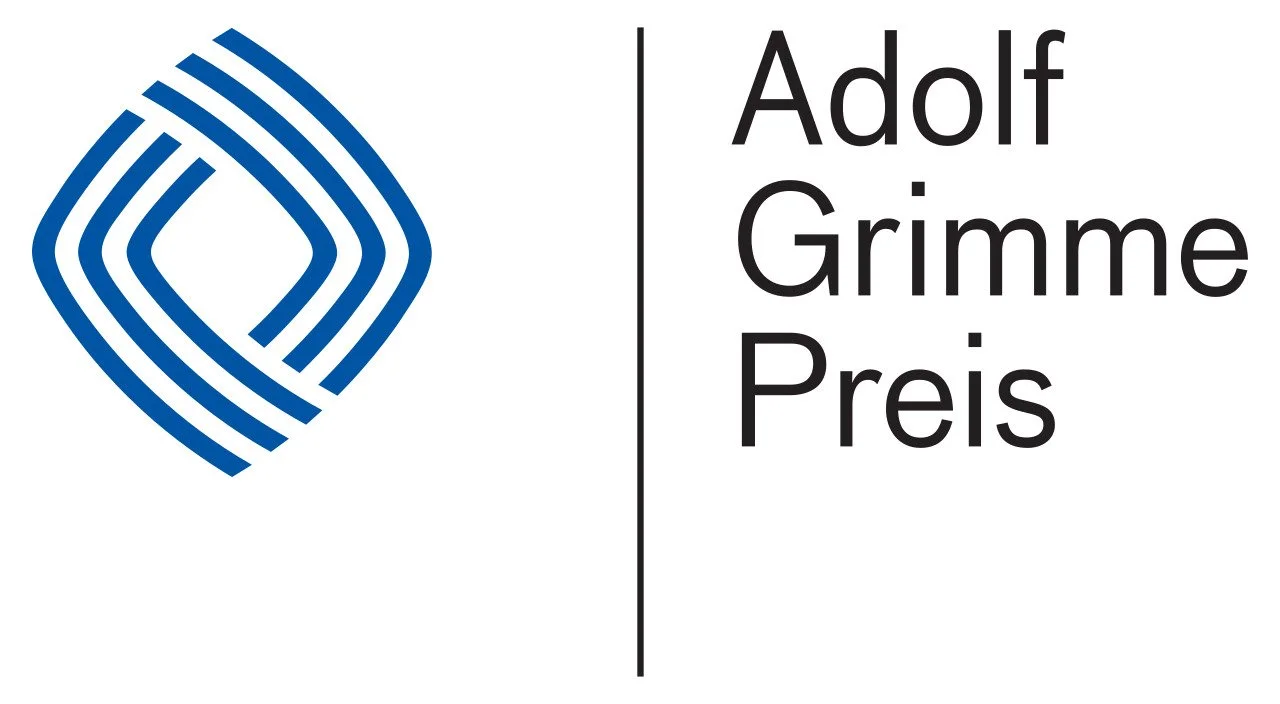 Logo des Adolf-Grimme-Preises, bestehend aus blauen Linien, und der Text 'Adolf Grimme Preis' in schwarzer Schrift auf weißem Hintergrund.