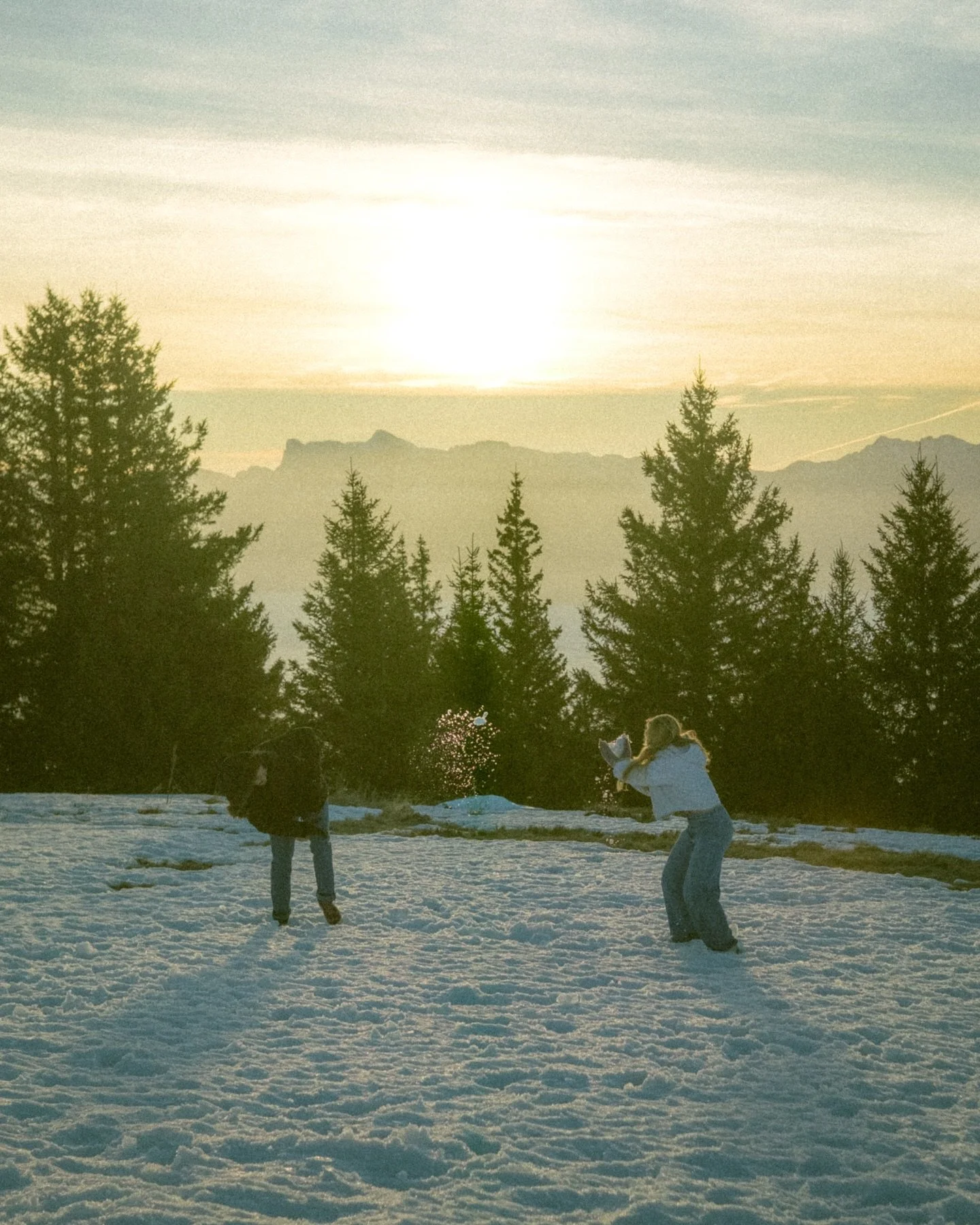 L&rsquo;amour en plein hiver ❄️ 🤍

J&rsquo;ai h&acirc;te de refaire des photos dans la neige !!! Les s&eacute;ances, couple ou pour soit dans la neige cette hiver sont ouvertes !! ❄️ 🤍
Contact en DM 🫶

#grenoble #chamrousse #photocouple #cinematic