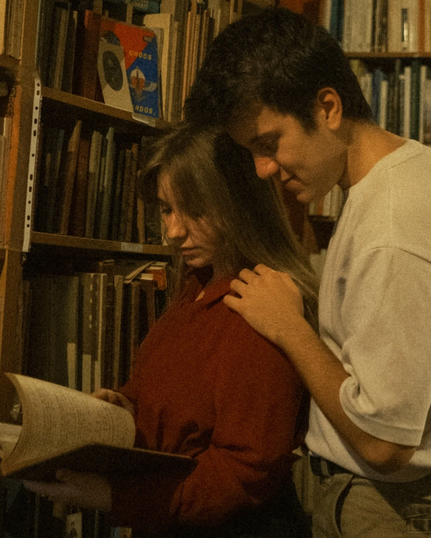 Elle lisait, lui l&rsquo;&eacute;coutait 

Les bookings des shootings Saint-Valentin sont ouverts ! 
Un moment chill que vous partagez pendant que je fige vos moment spontan&eacute; 🌹 

H&eacute;sitez pas &agrave; me dm ! J&rsquo;ai h&acirc;te de di