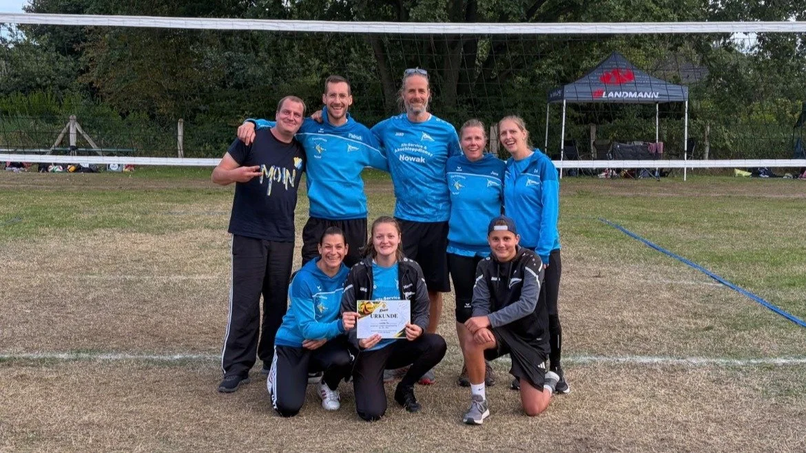 Starker Auftritt unseres Volleyballteams! 

Am vergangenen Samstag sind unsere Volleyballer der Einladung zum 2. Kimbas Volleyball Mixed-Cup in Alt Damerow gefolgt. 

Beim Turnier mit 16 Mannschaften ging es ordentlich zur Sache. Mit viel Einsatz, Te