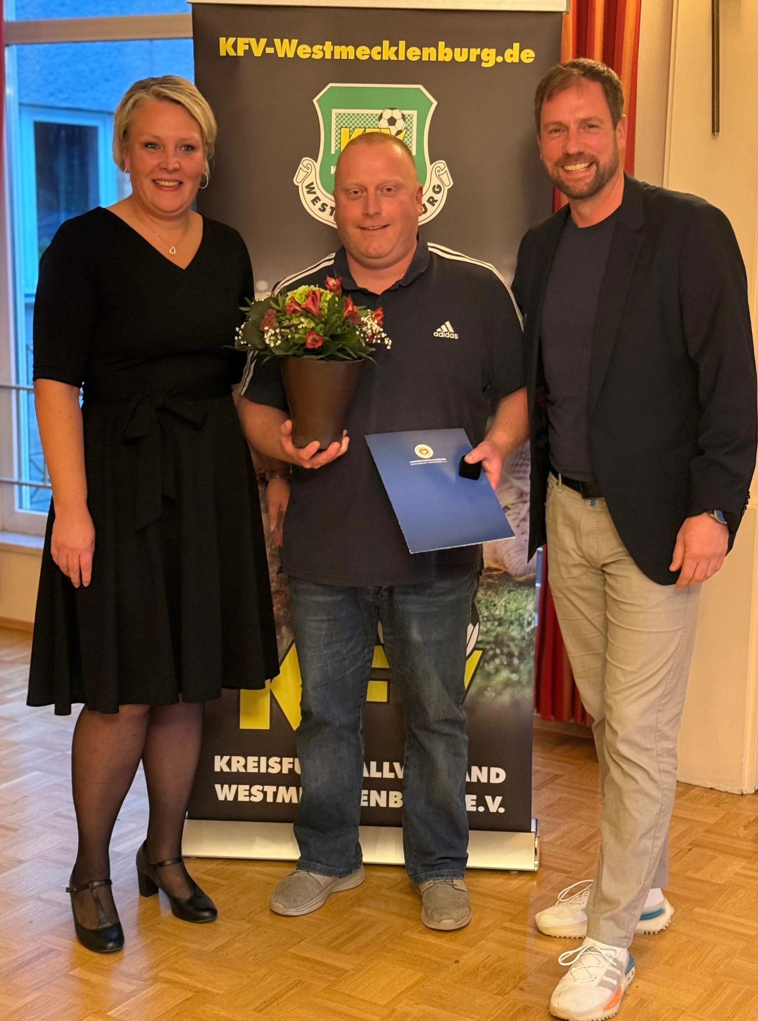 🎉 Ehrung f&uuml;r Remo Sahm 🎉

Am vergangenem Samstag wurde unser Trainer Remo mit der Ehrennadel in Silber f&uuml;r sein ehrenamtliches Engagement, seit nunmehr &uuml;ber 18 Jahren bei uns im Verein, ausgezeichnet.

Herzlichen Dank f&uuml;r deine 
