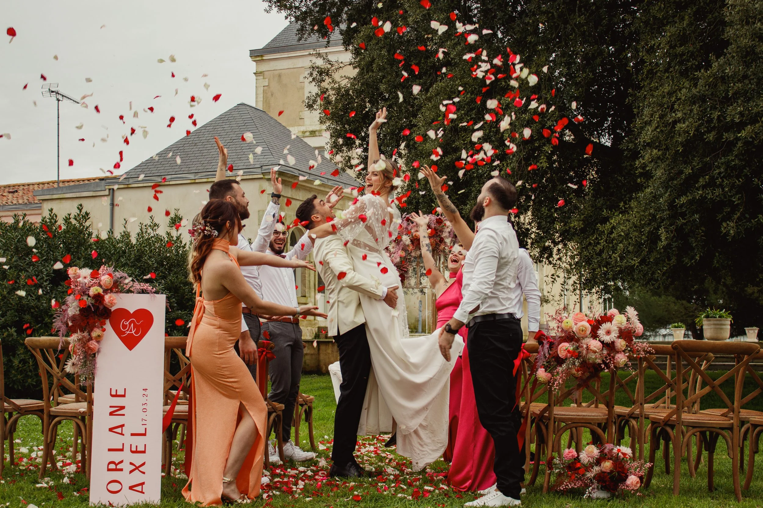 Photo de mariage sortie des mariés cérémonie Laïque confettis en pétales de rose en extérieur sous un arbre à Seclin