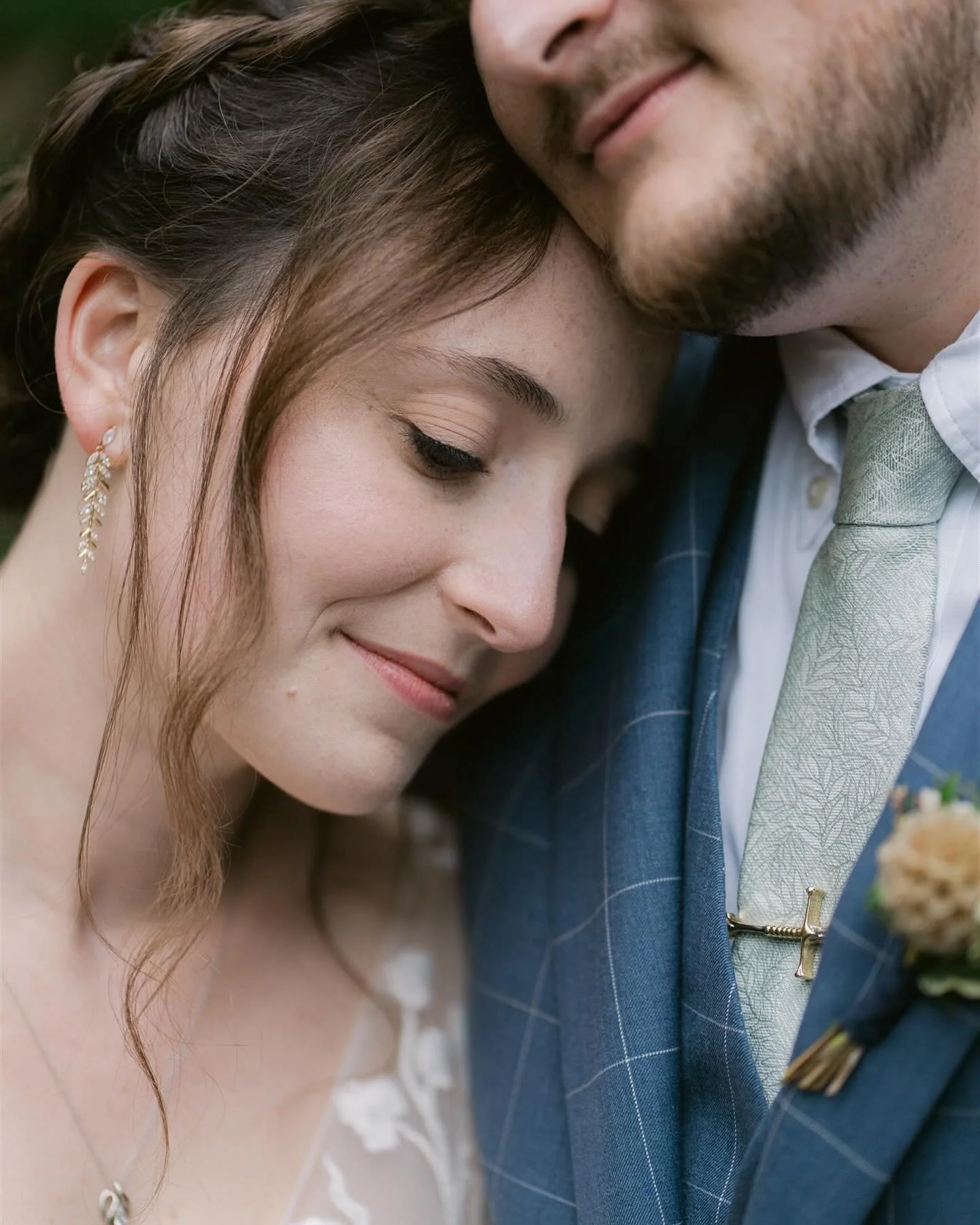 Swipe for proof that rainy wedding days are a VIBE. Not to mention good luck ☺️ congrats amanda and matt!!