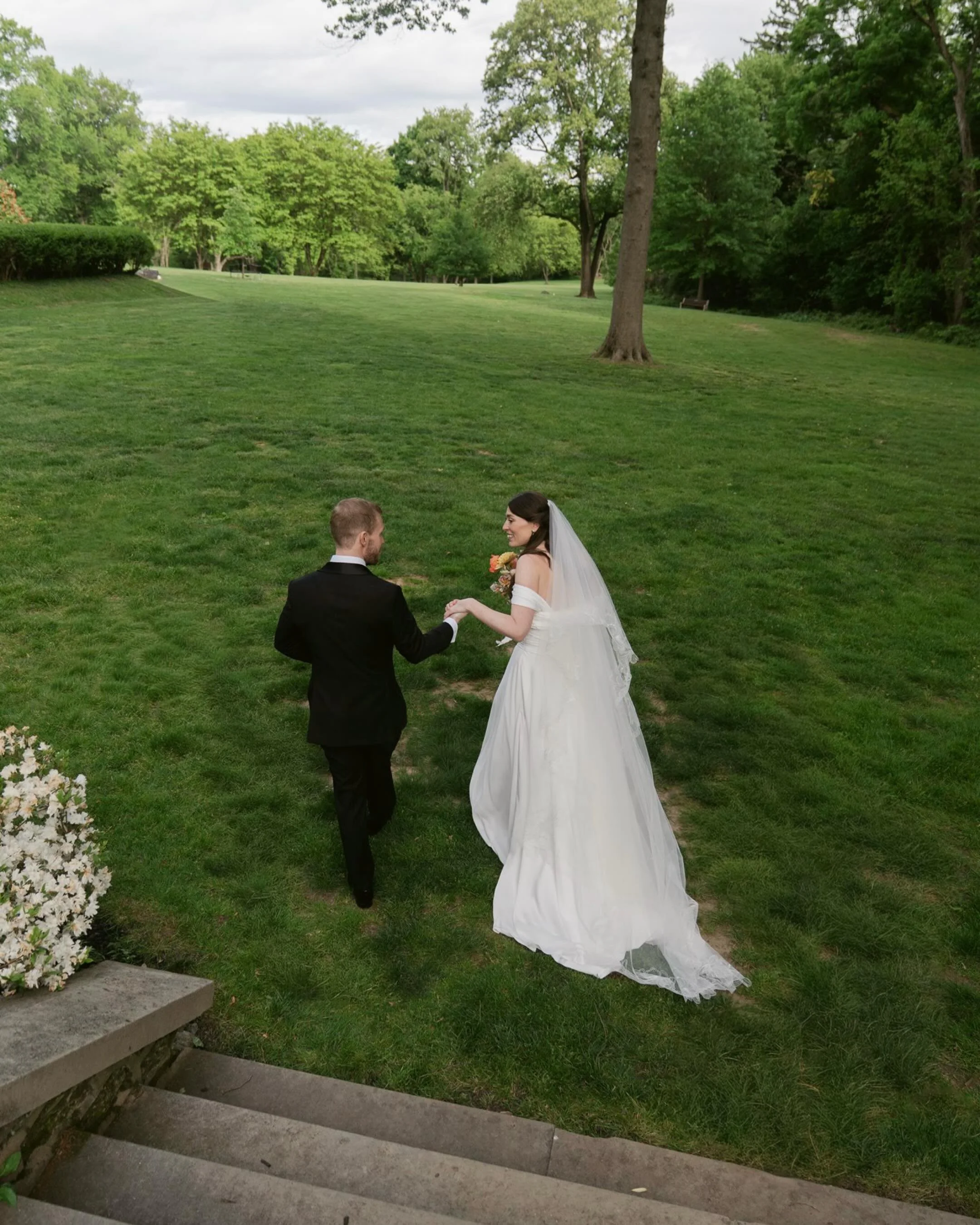 Swipe through a few favorite moments from Rachel &amp; Jeremy&rsquo;s beautiful Curtis Arboretum wedding&mdash;from the lush grounds and thoughtful details to the quiet in-between moments and portraits that made the day feel timeless. ✨🌿🤍📸