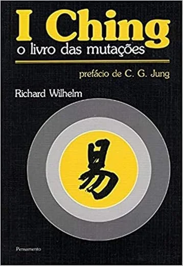 Capa do livro 'I Ching, o livro das mutações', com título em amarelo e preto, e símbolo chinês centralizado em círculo cinza e amarelo.