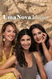 Três mulheres sorridentes posando juntas em um cenário natural, com uma rocha ao fundo.