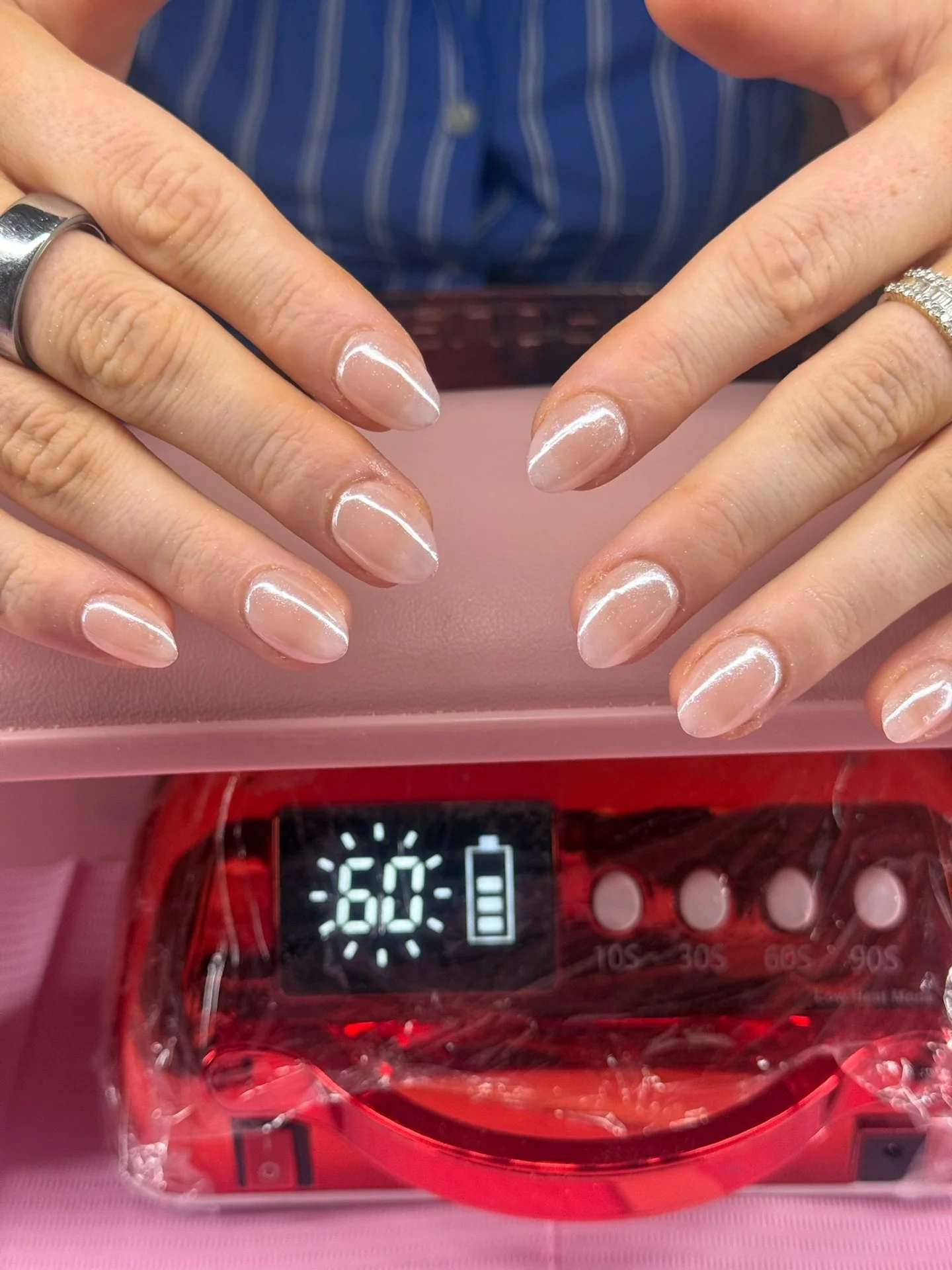 Clean chrome 🤍✨😮&zwj;💨

📲 book your next nail set - link in bio