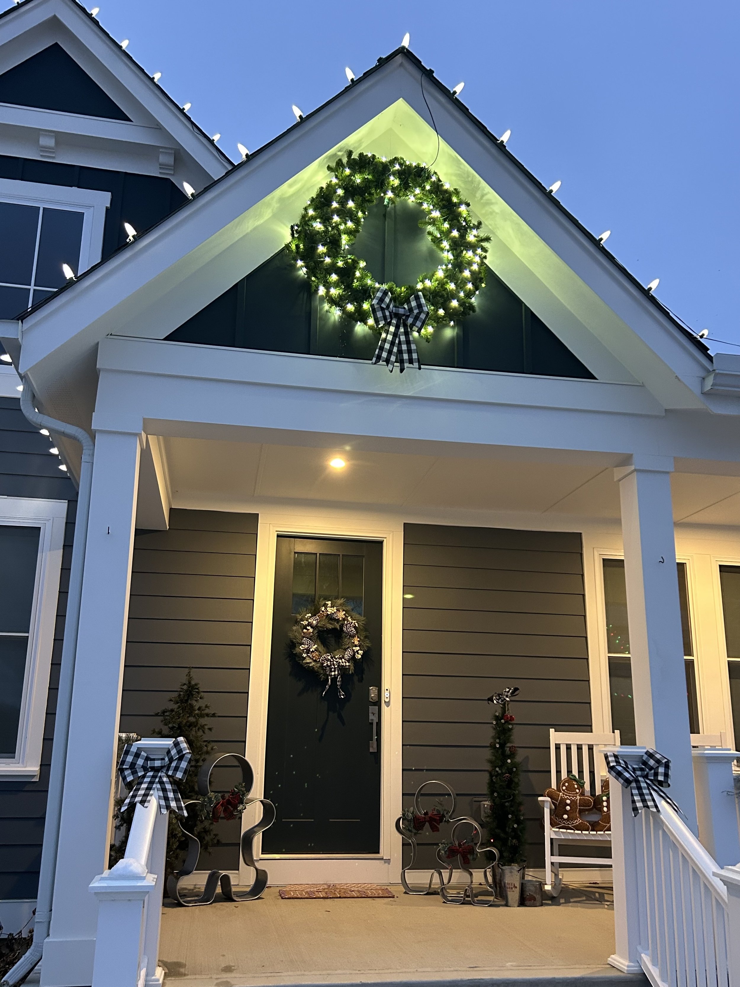 Union Village Porches Stand Out with Holiday Spirit 
