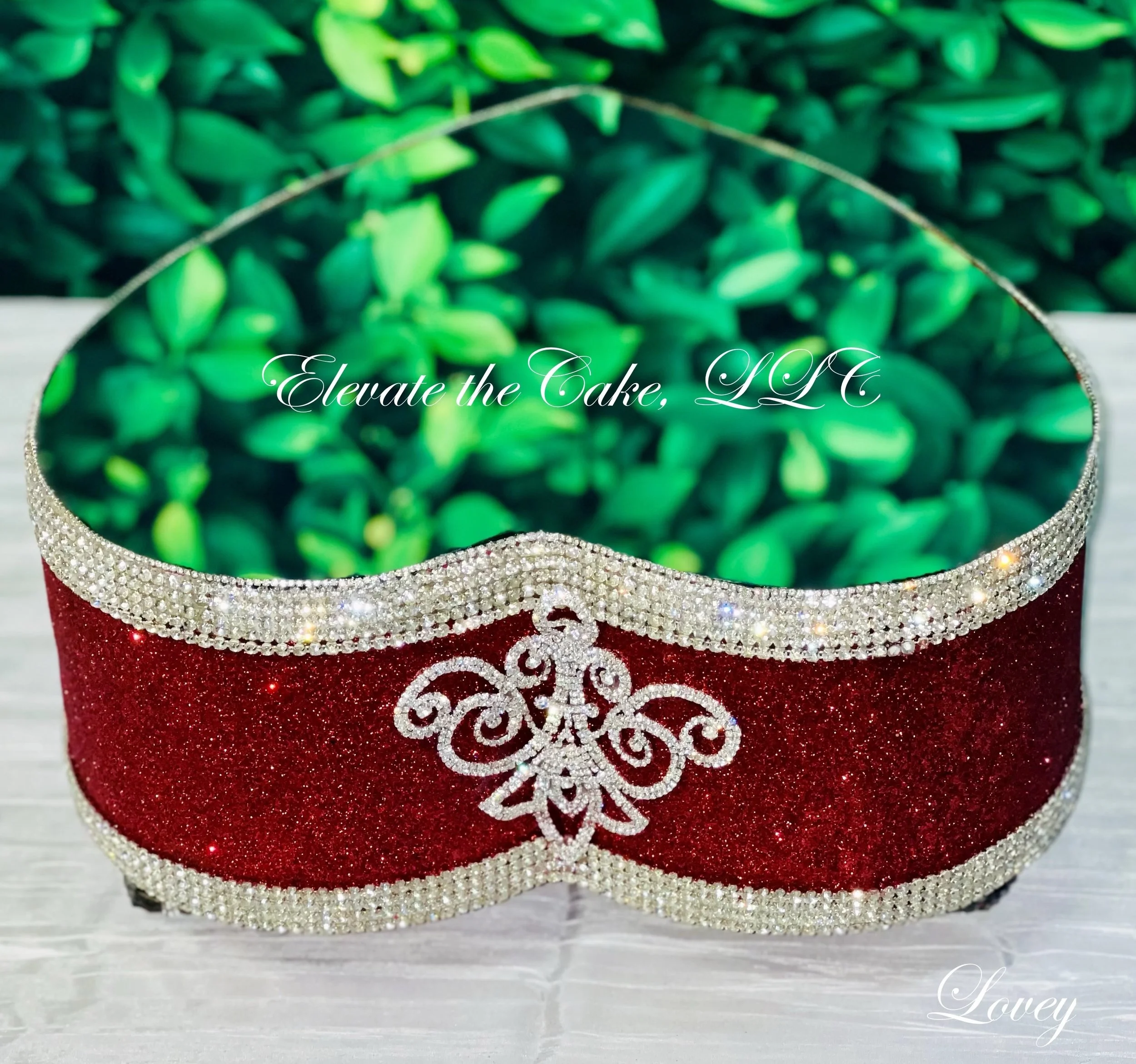 LOVEY!  Fits cake with 12" base