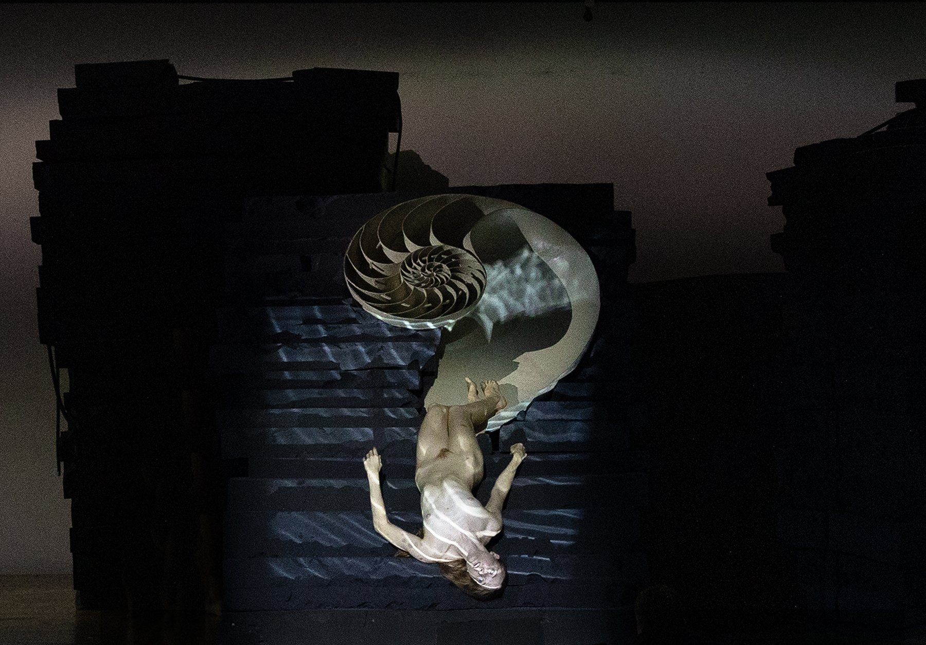 THIS THAT KEEPS ON [2025]_by Dimitris Papaioannou_photo by Marina Petineraki_00.jpg