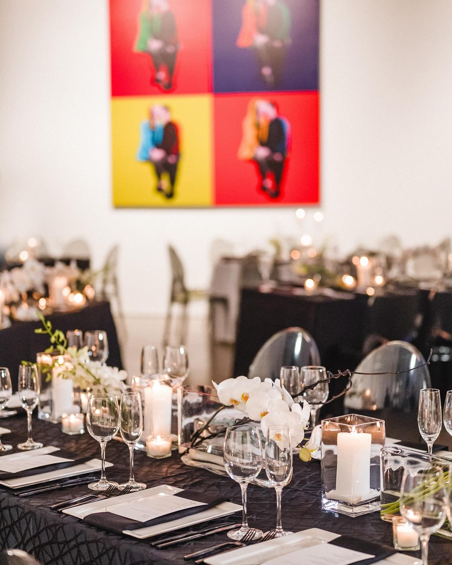 You know we love a good black + white wedding, but we just had to add some bursts of color for S+J&rsquo;s celebration! Using their love of modern art for inspiration, @kehoedesigns &ldquo;Warhol-ized&rdquo; their engagement photos, which were then h