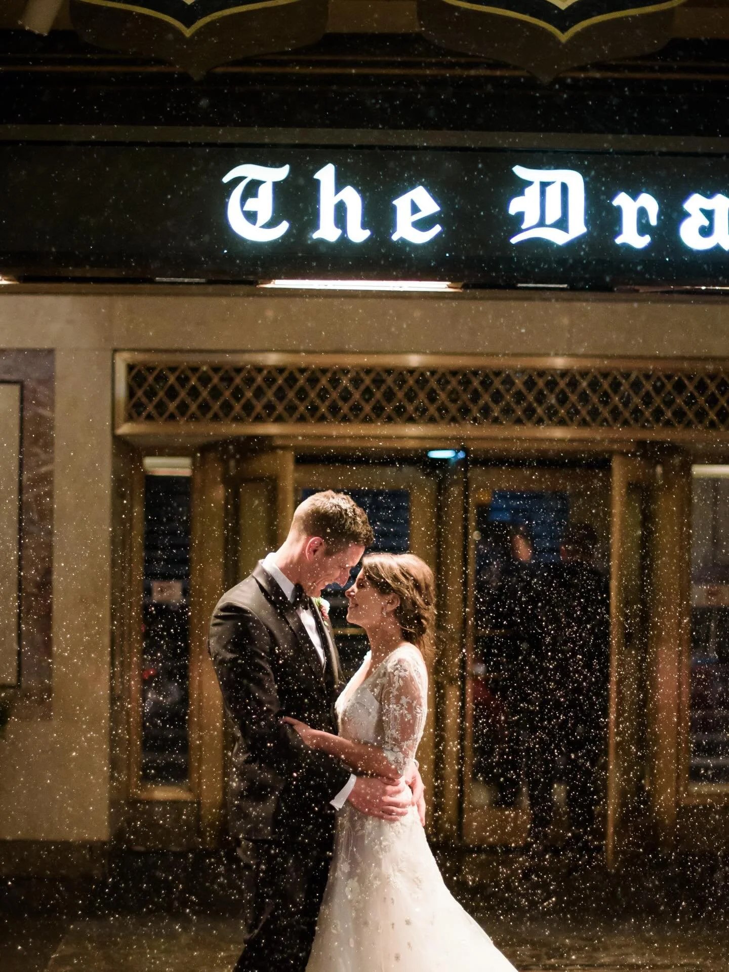 It&rsquo;s the first big snow of the season here in Chicago! We&rsquo;ve said it before and we&rsquo;ll say it again &mdash; we love Winter weddings! Let it snow!

Photography: @averyhouse (slide 1) and @timtabstudios (slide 2)
Bouquet (slide 2): @na