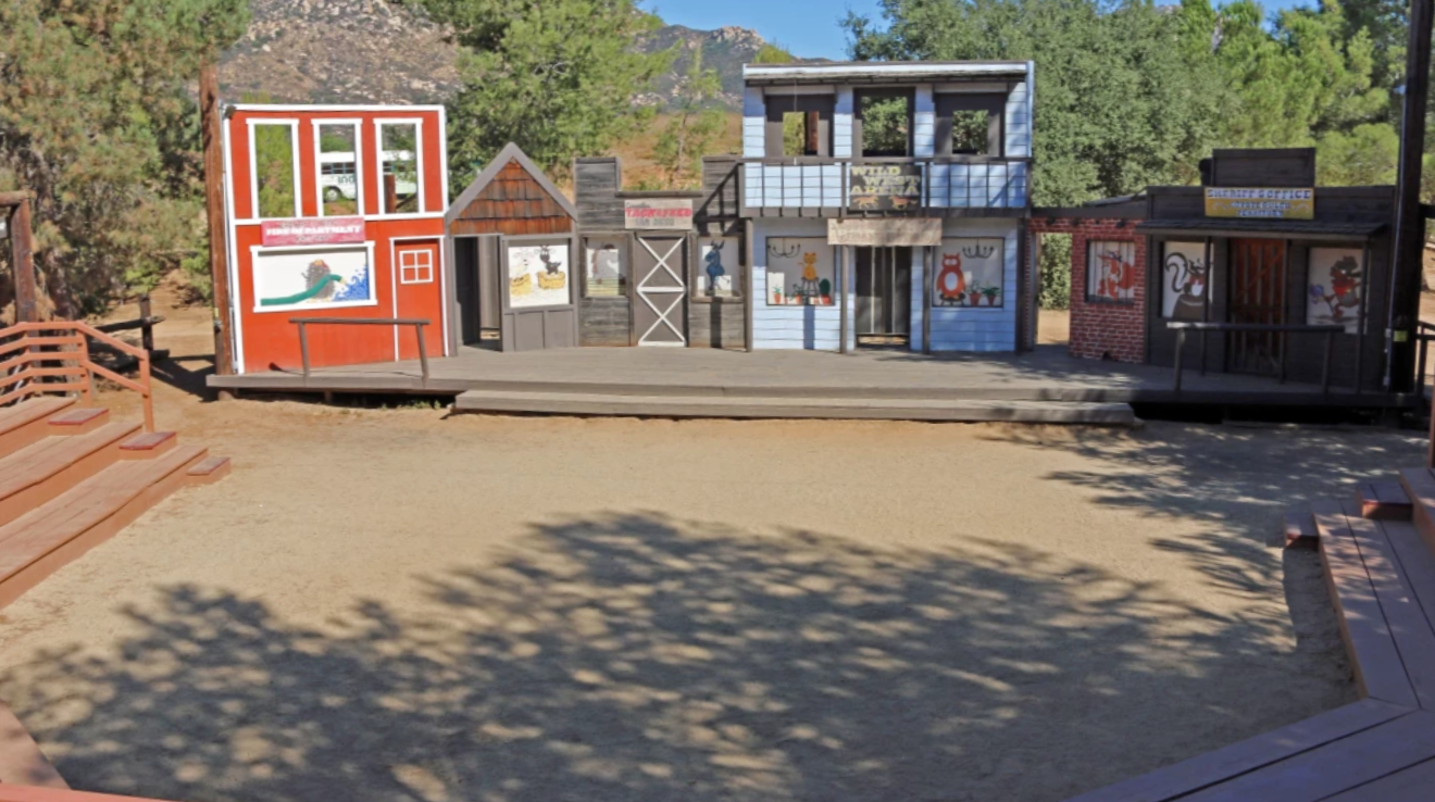 | The Western Town Stage | makes a great setting for your group's meetings and performances. Lights and electricity for evening meetings are available. 

Capacity: 200
