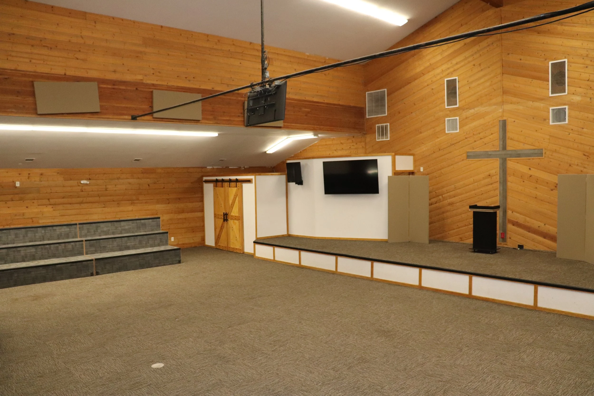 | Folsom Barn | is our largest indoor meeting and activity facility.  There is seating for up to 100 people. If you require additional seating, please contact our registrar. Limited AV/Sound equipment is also available.
Capacity: 300