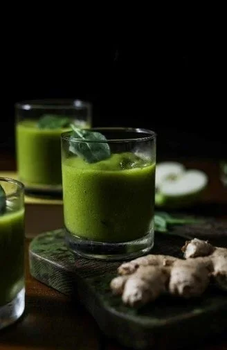 SPRING GREEN SMOOTHIE WITH PEA SHOOT