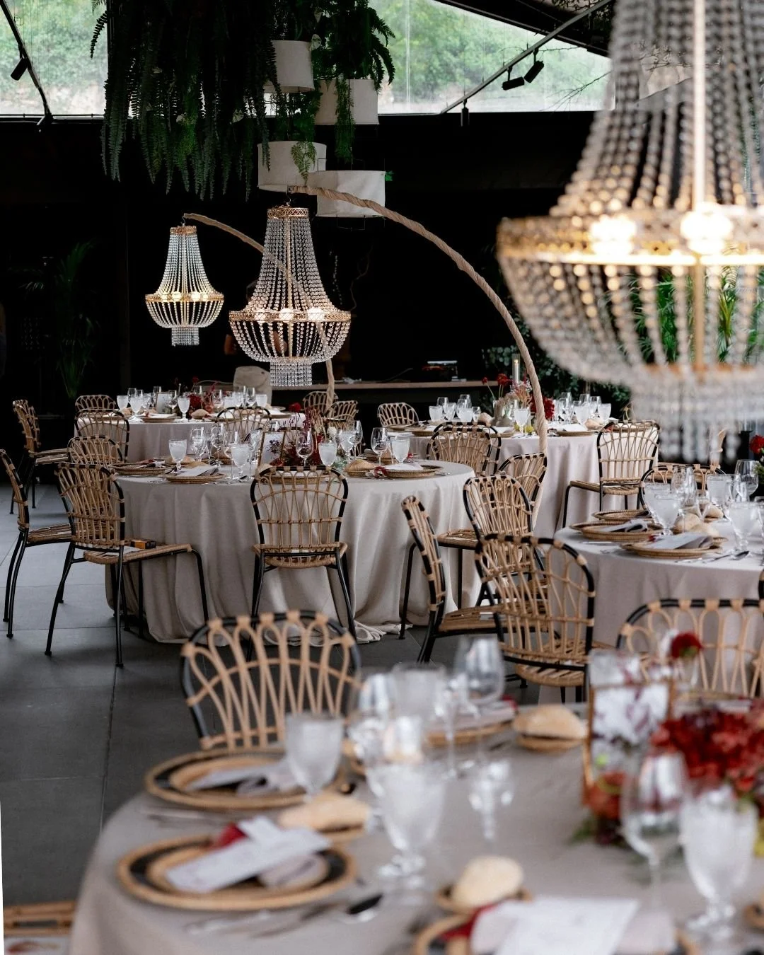 lujosa decoración de un comedor en una boda en marbella y mallorca. Fotografía david fernandez, con estilo atemporal, elegante, editorial