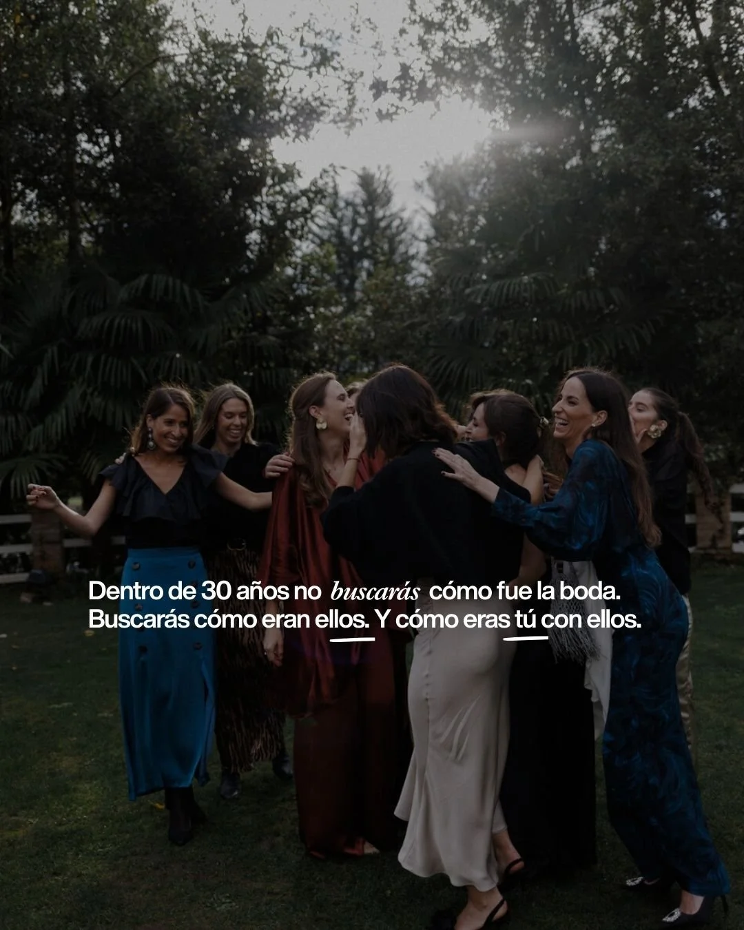 Grupo de amigas e invitadas riendo espontáneamente en el jardín de la boda. Fotografía de ambiente relajado y natural estilo documental.