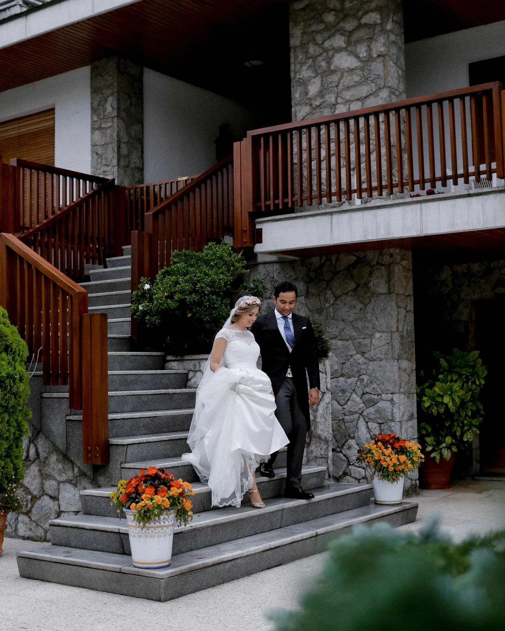 Teresa y Eduardo bajando las escaleras de su casa en Gij&oacute;n, minutos antes de salir hacia su boda.

No hace falta buscar escenarios complicados cuando el lugar m&aacute;s importante ya lo tienes. 

Como fotografo de bodas en Asturias disfruto d