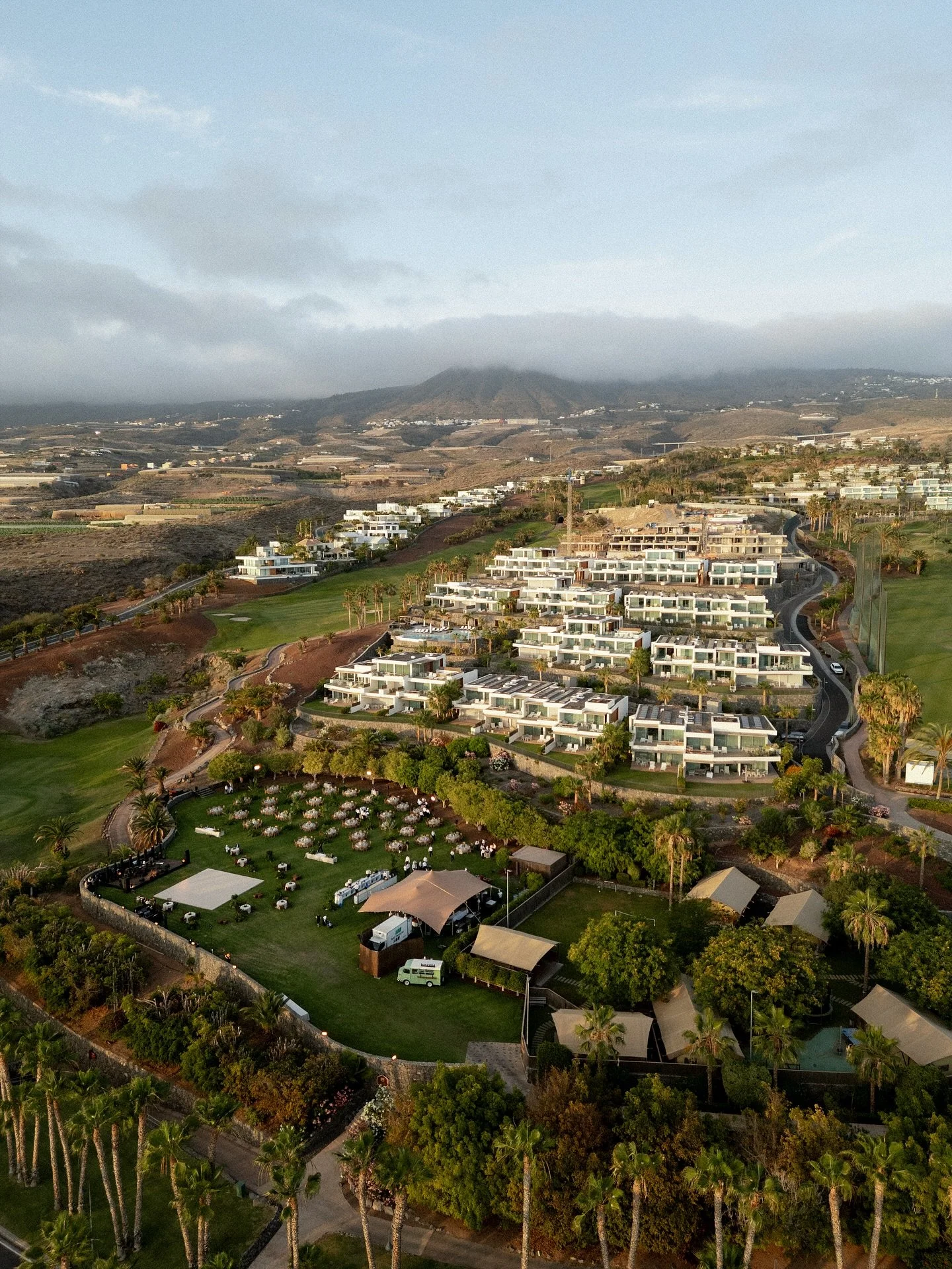 La boda de Paola e &Iacute;&ntilde;igo Polanco que se celebr&oacute; en el complejo hotelero de la familia en Tenerife.

Durante tres d&iacute;as, su familia, amigos y seres queridos convirtieron el sur de Tenerife en un lugar donde todo parec&iacute