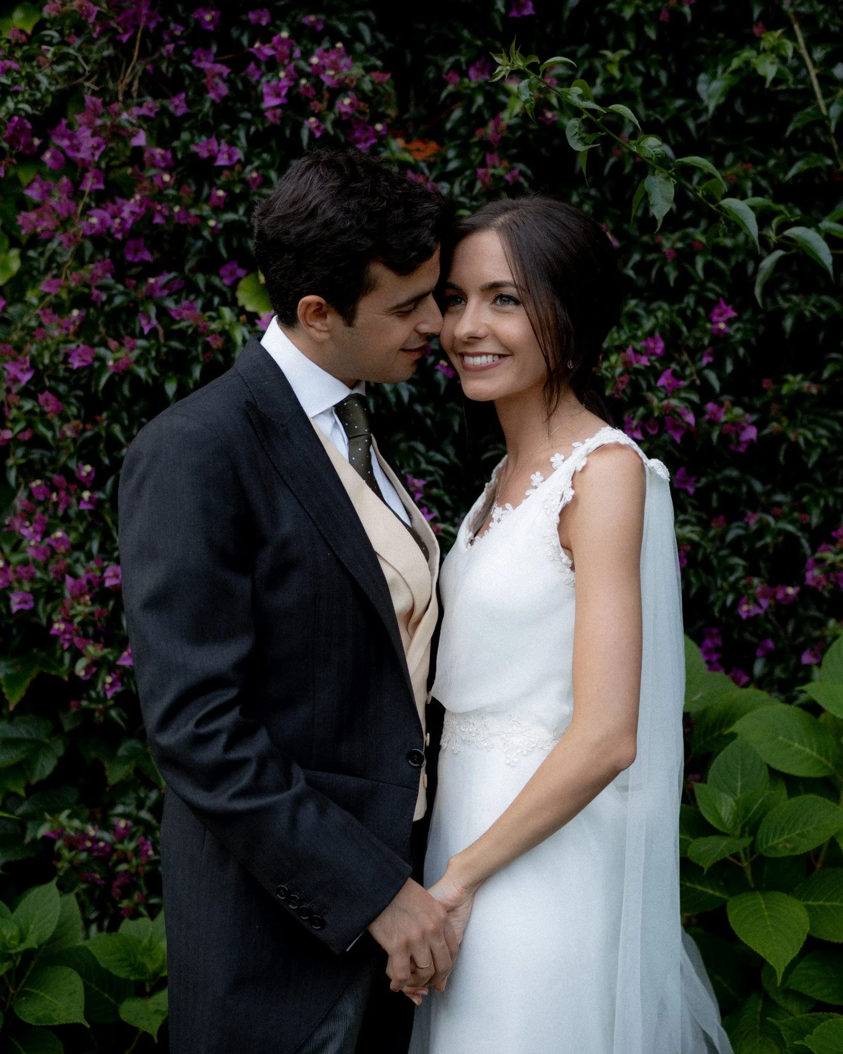 No necesitas mirar a c&aacute;mara para que todo encaje.
Solo estar ah&iacute;.

Este momento real, sin poses forzadas, rodeados de verde en el Palacio de la Riega, en Asturias. 

La elegancia no est&aacute; en hacer m&aacute;s, sino en saber cu&aacu