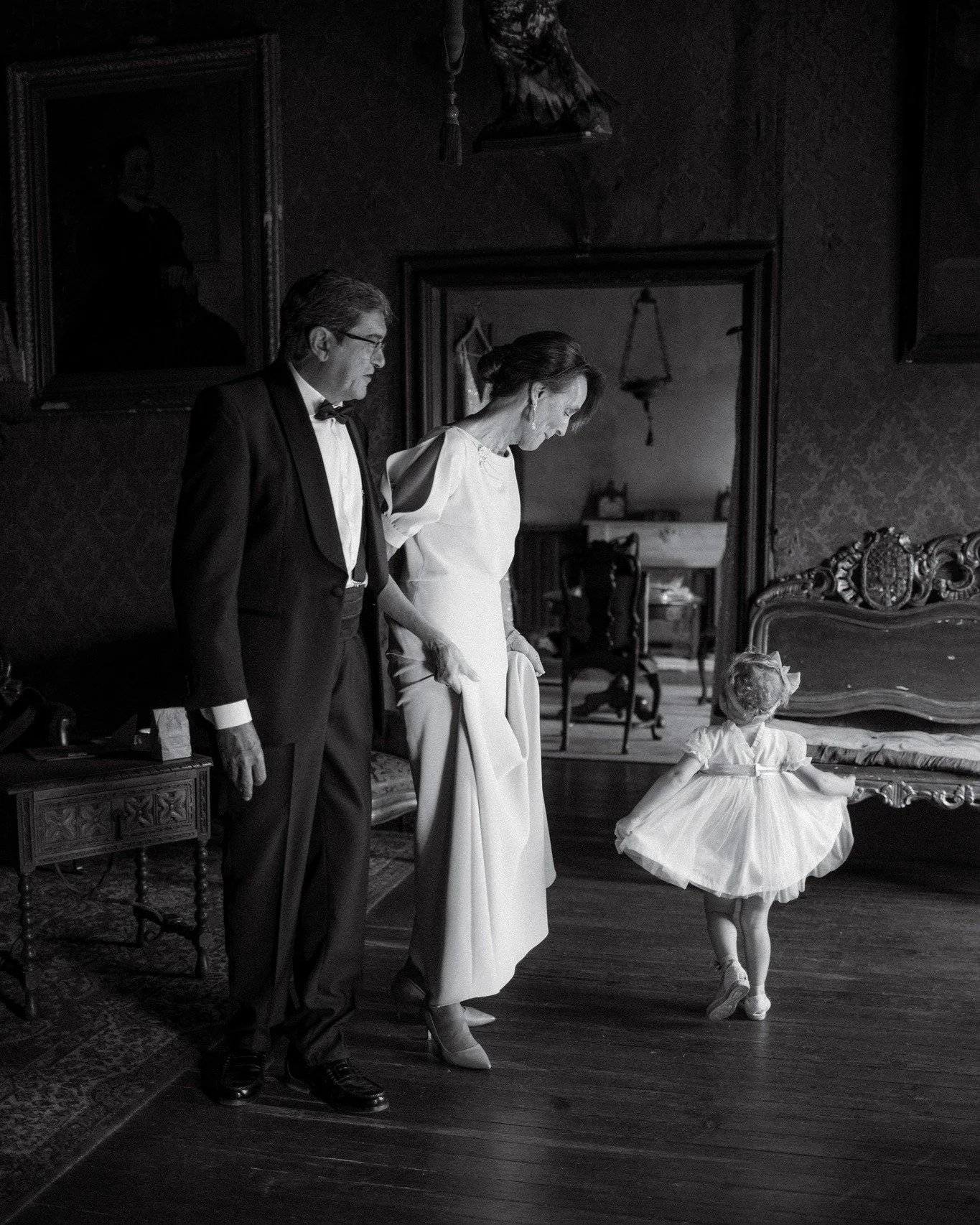 No es el vestido. No es el peinado.Ni siquiera es la novia.

Mientras todo ocurre en la habitaci&oacute;n de al lado, los abuelos juegan con su nieta. Sin prisas. Sin saber que est&aacute;n regalando uno de los recuerdos m&aacute;s valiosos del d&iac