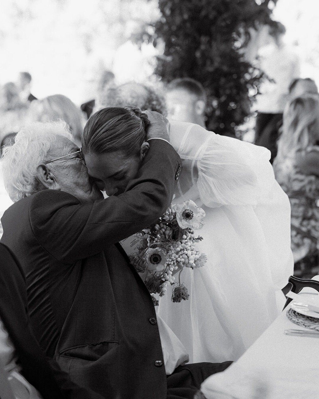 Pap&aacute; no llora. T&uacute; lo sabes. Llevas toda la vida sabi&eacute;ndolo.

Hasta ese d&iacute;a.

Hasta que las puertas se abren, la m&uacute;sica empieza, y &eacute;l te ve. Y todo lo que ha callado durante a&ntilde;os, el orgullo, el miedo a