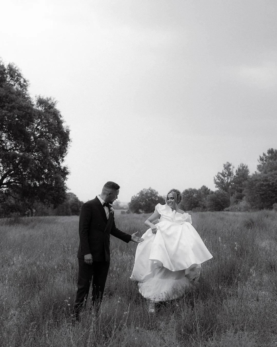 La boda de Maitane y Emmanuel en la Finca San Marcos, en Soria.

Hay bodas que te dejan sin palabras. Y luego hay bodas que te dejan sin aliento.

La de Maitane y Emmanuel fue de las segundas.

El campo de Soria en todo su esplendor. El tipo de escen