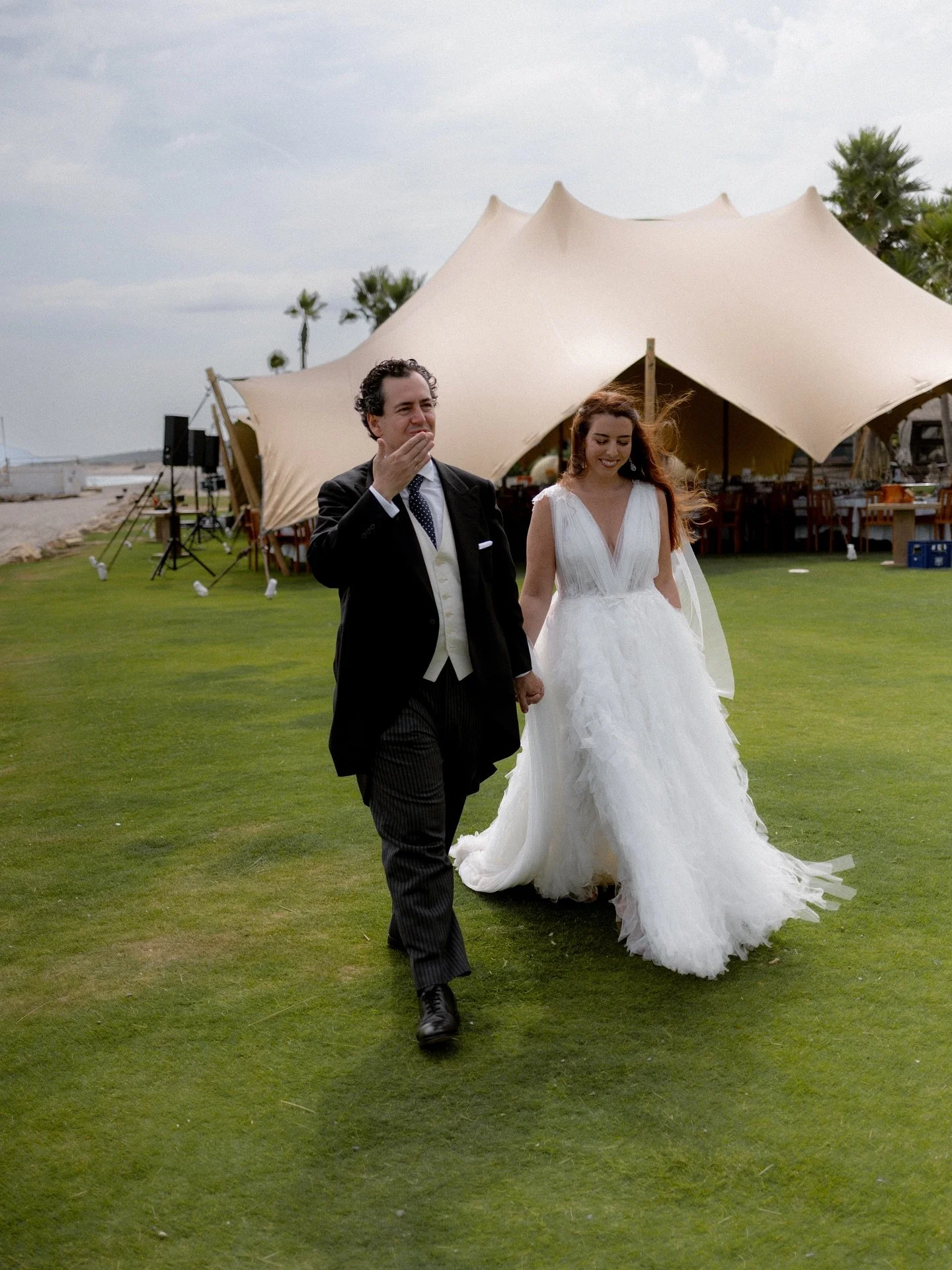 Menos posar y m&aacute;s disfrutar, que de parar el tiempo y que pod&aacute;is volver a ese momento dentro de 30 a&ntilde;os ya me encargo yo. . . Wedding Planner: @mdmdecor 
Maquillaje: @yolandamakeupartist 
Venue: @trocaderosotogrande 
Video: @lago