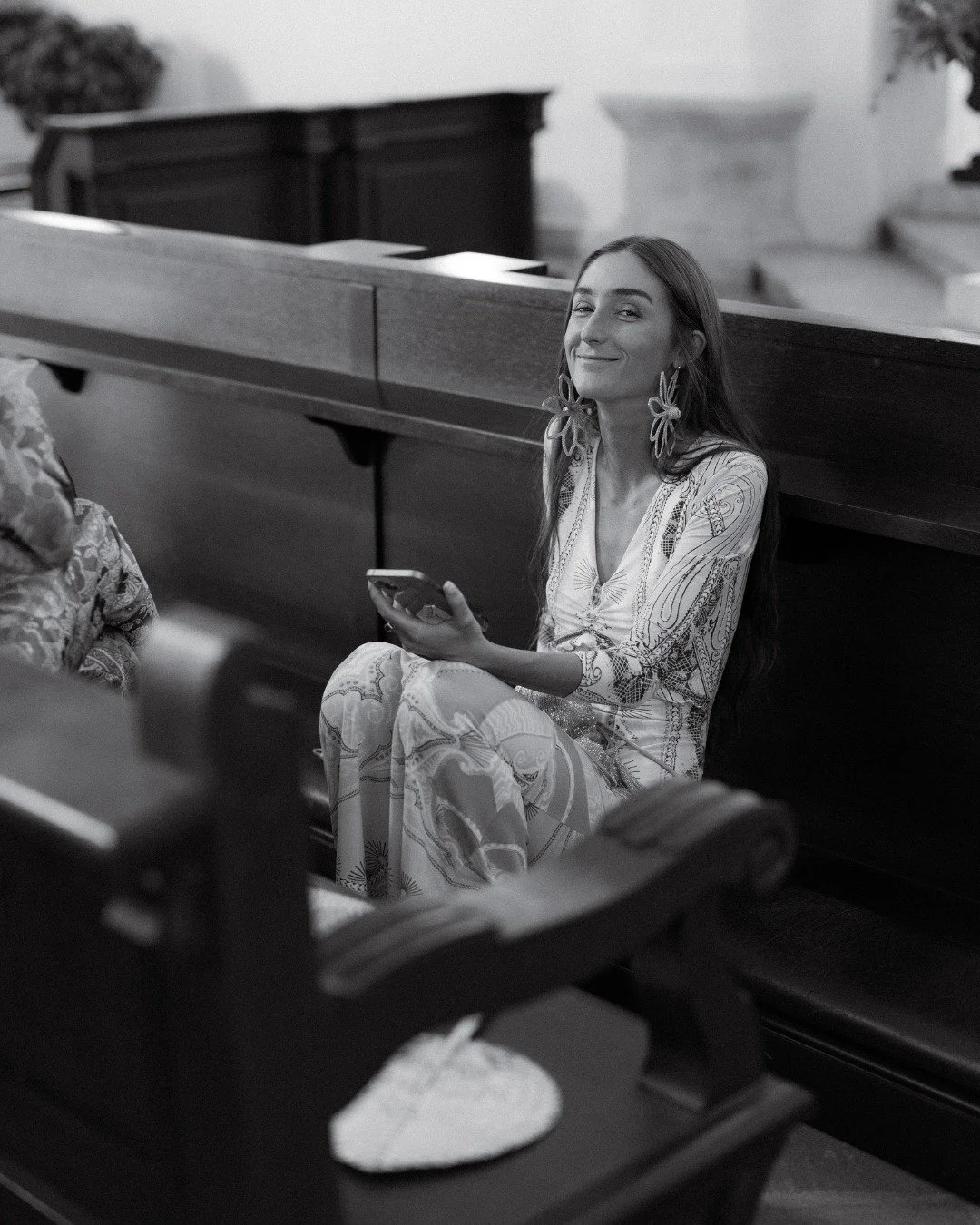 Mis fotos favoritas de cada boda nunca son las de los novios.

Son estas.

La invitada que sonr&iacute;e sola. El padre que mira al suelo.
El ni&ntilde;o que se esconde entre las piernas de su padre...

Lejos de las cl&aacute;sicas fotos perfectas, e